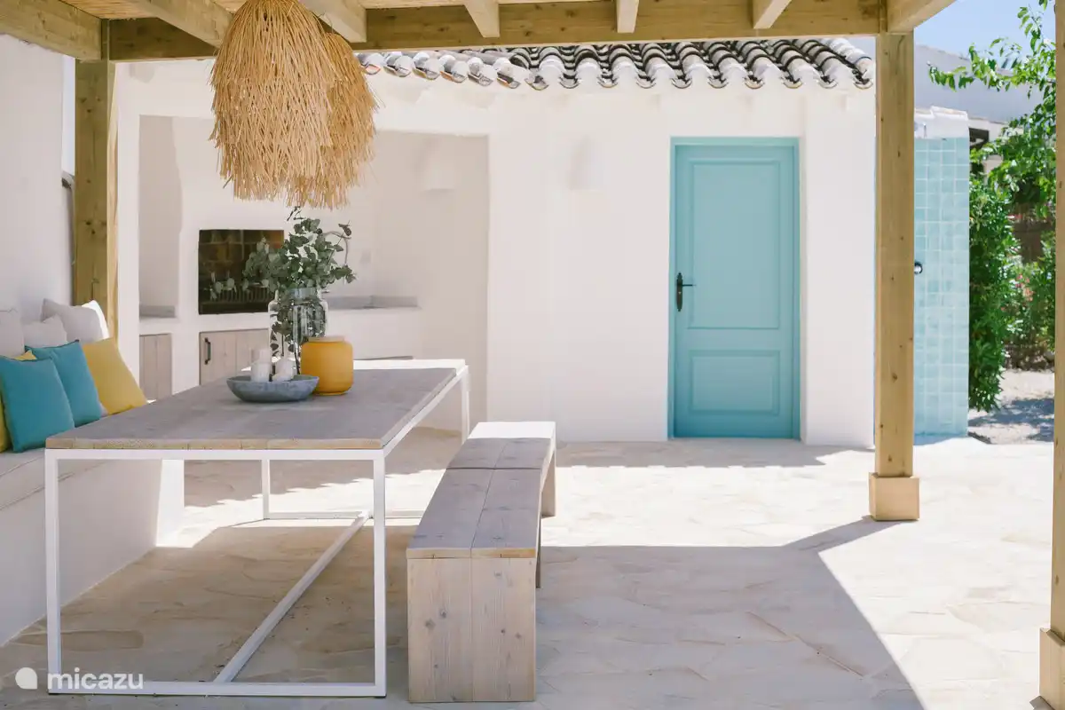 Very spacious and beautifully landscaped garden of 2500 m2