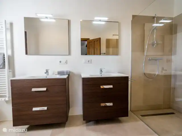 Casa La Luz huren in Spanje, Costa Blanca, Jávea - villa De badkamers zijn allen voorzien van wastafels, inloopdouche en toilet.