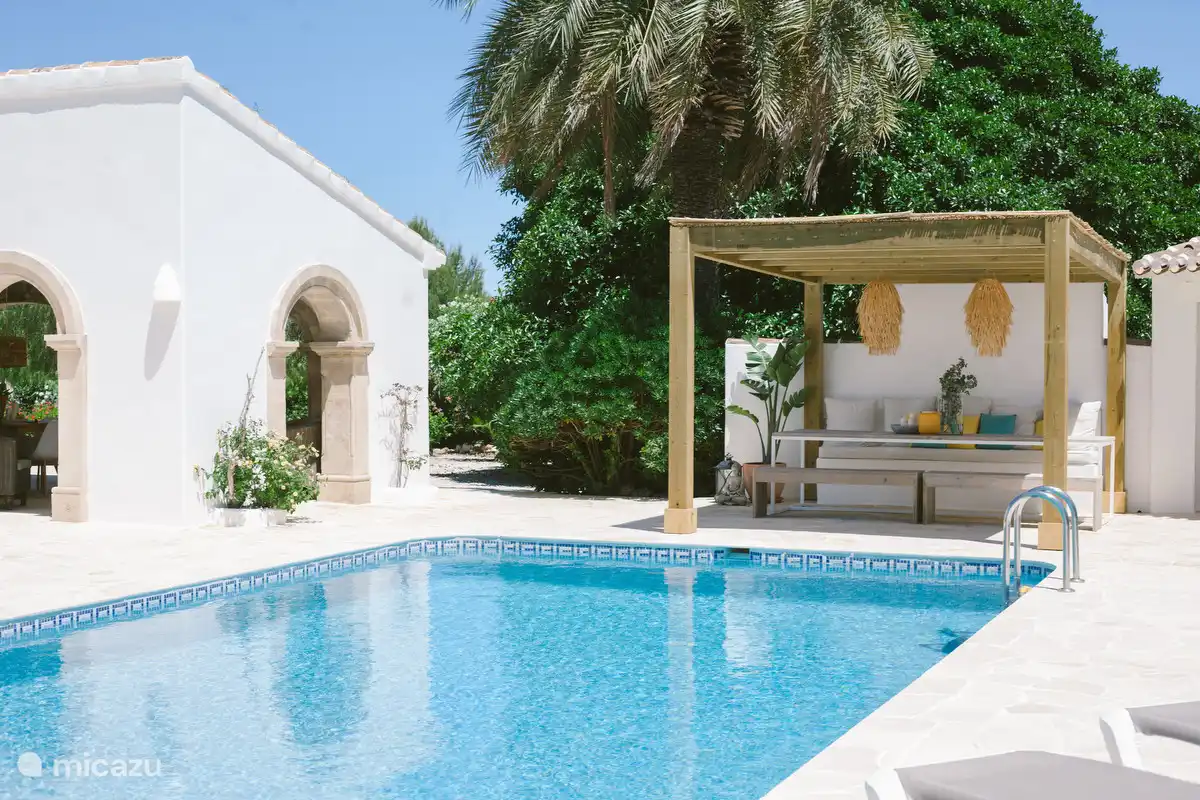 Large private swimming pool (12m x 5m x 2m deep) 