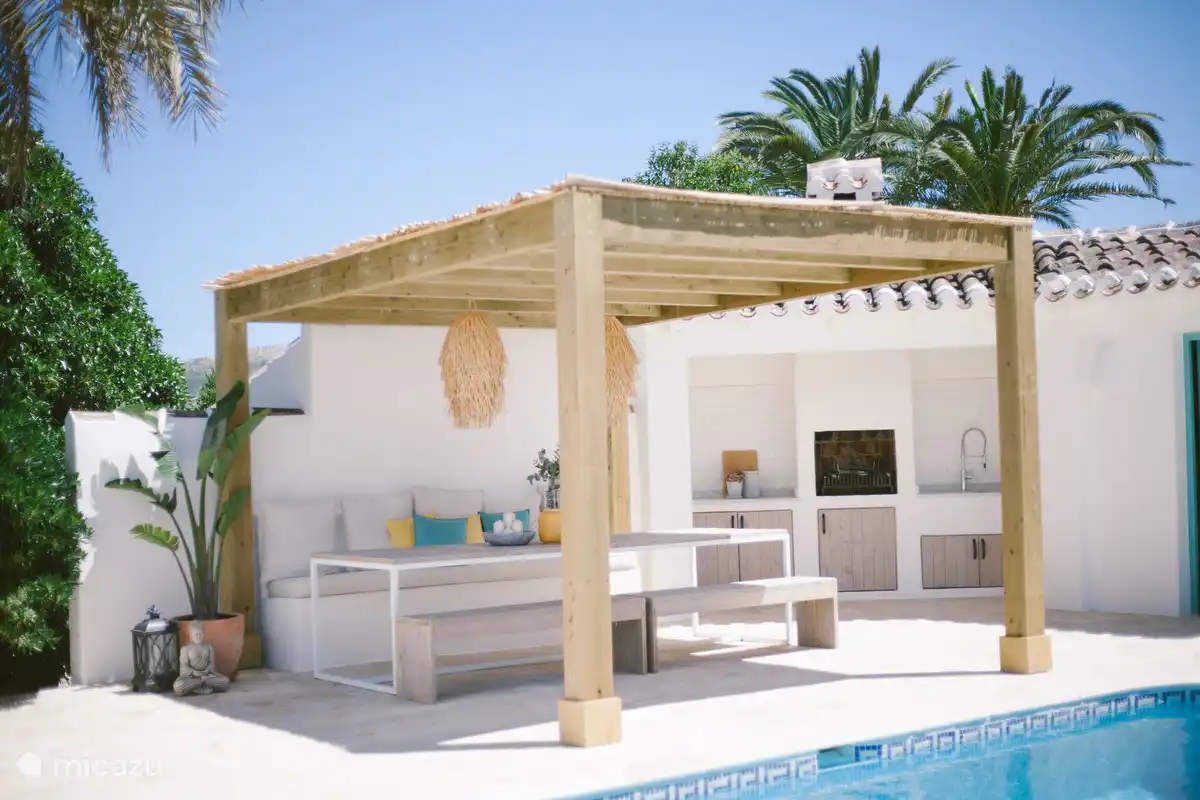 A delicious outdoor kitchen to make the tastiest meals.