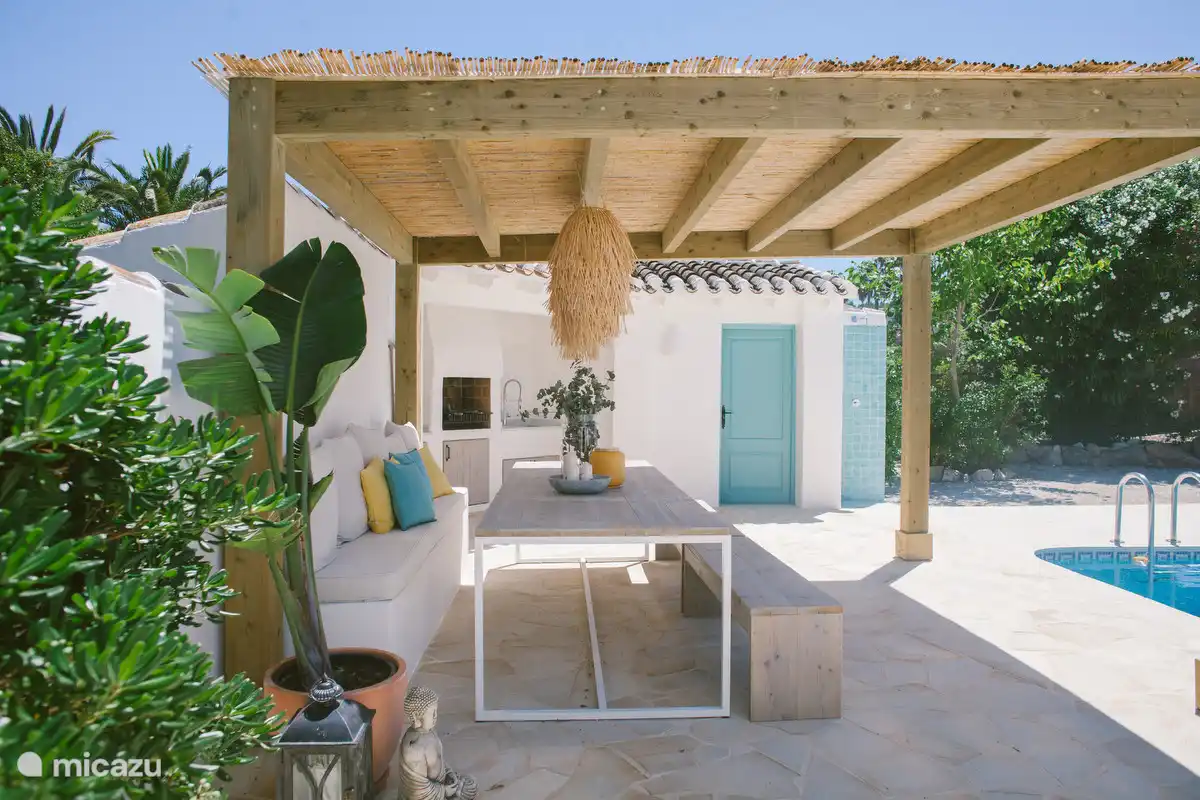 A paradisiacal place with a beautiful location in the green and yet so close to everything you need during your holiday.