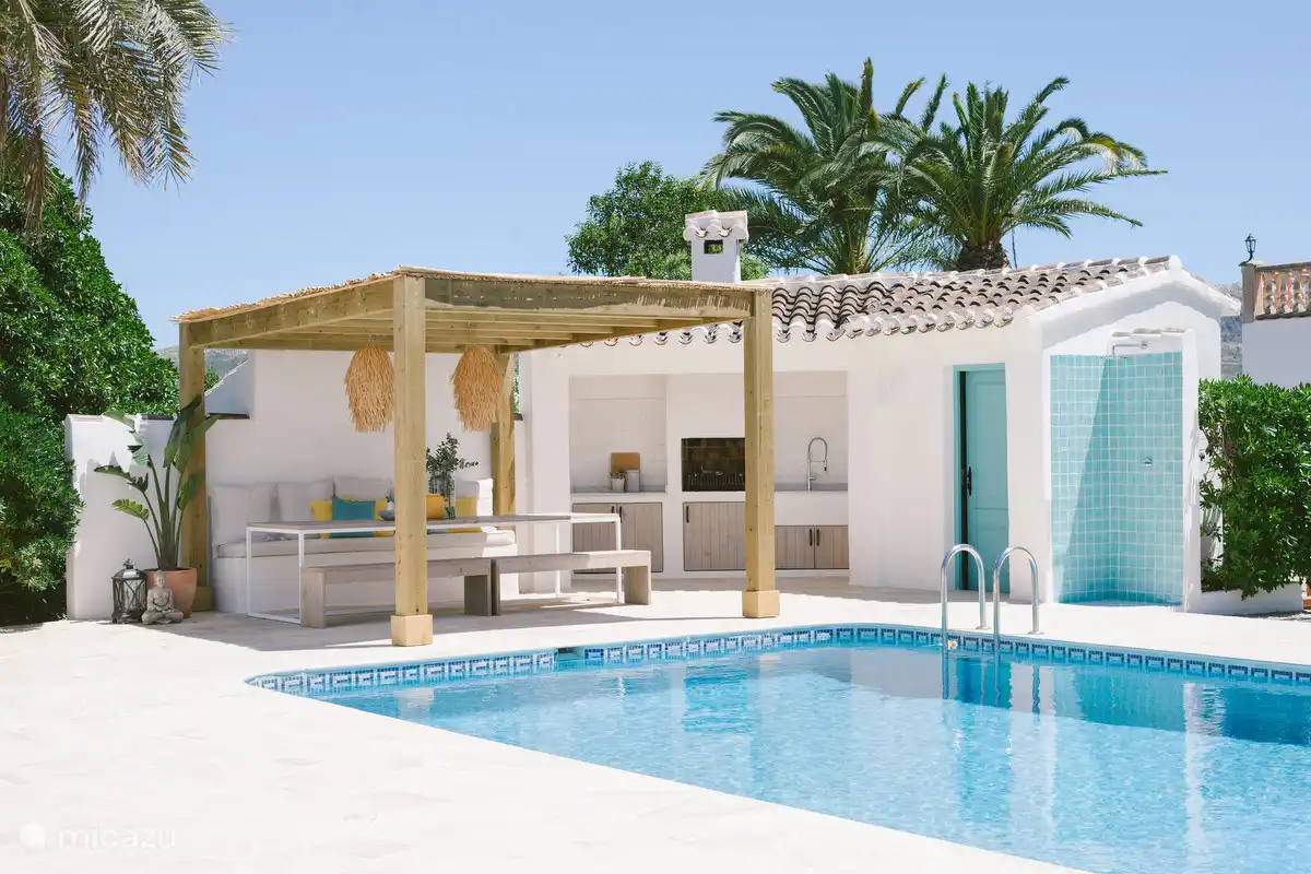 In addition, there is a dining area both in the sun on the pool terrace and covered further on.