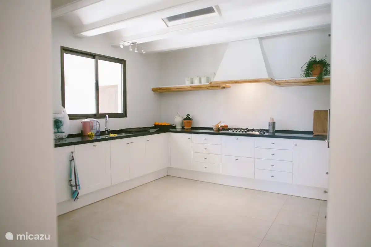 The spacious and modern kitchen has all modern appliances (oven, dishwasher, microwave, 5-burner gas hob and Nespresso machine).