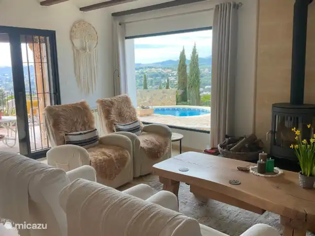 Casa Javea Sol | Espagne, Costa Blanca, Jávea - villa Par les portes coulissantes avec moustiquaires, vous entrez dans la terrasse couverte avec coin repas/sièges.