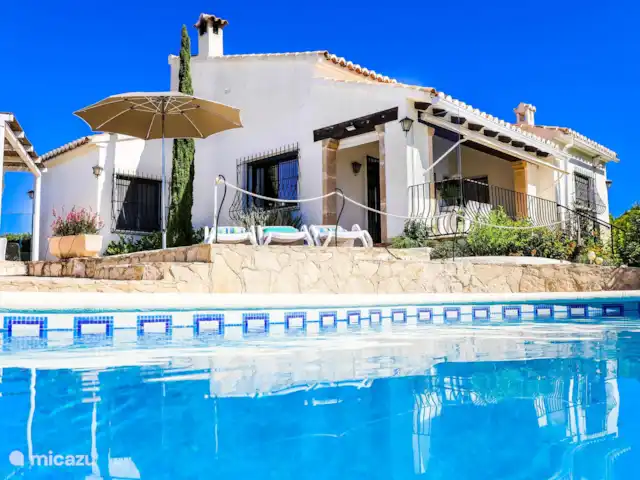 Casa Javea Sol | Espagne, Costa Blanca, Jávea - villa Profitez de la belle piscine en forme de rein avec six transats et d’autres meubles d’extérieur tout autour.