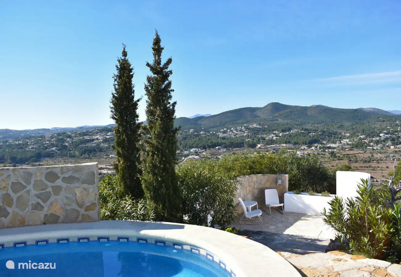 La casa a récemment été équipée de panneaux solaires et est éco-neutre.