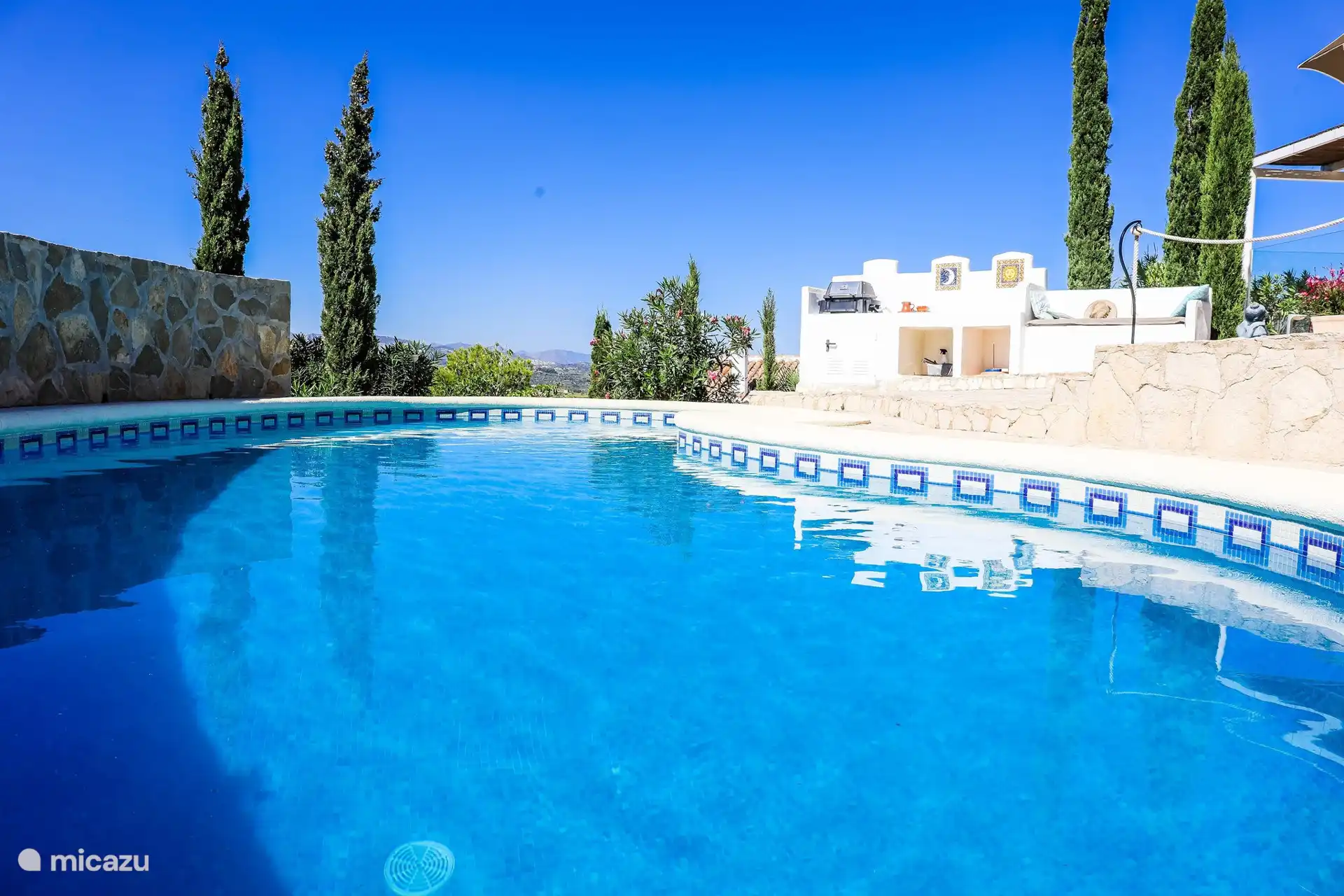 À l’extérieur, vous pouvez cuisiner sur le barbecue extérieur, avec une vue magnifique.