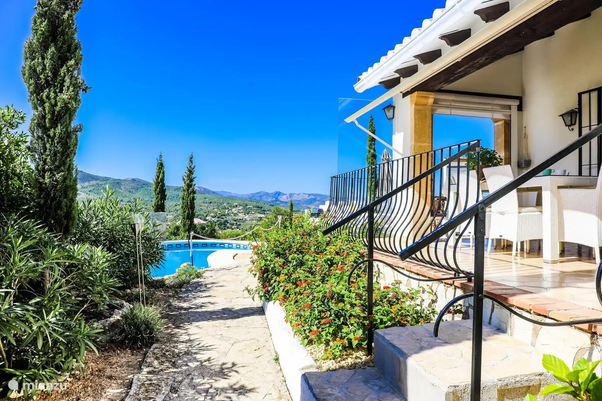 Entouré de verdure de tous les côtés.