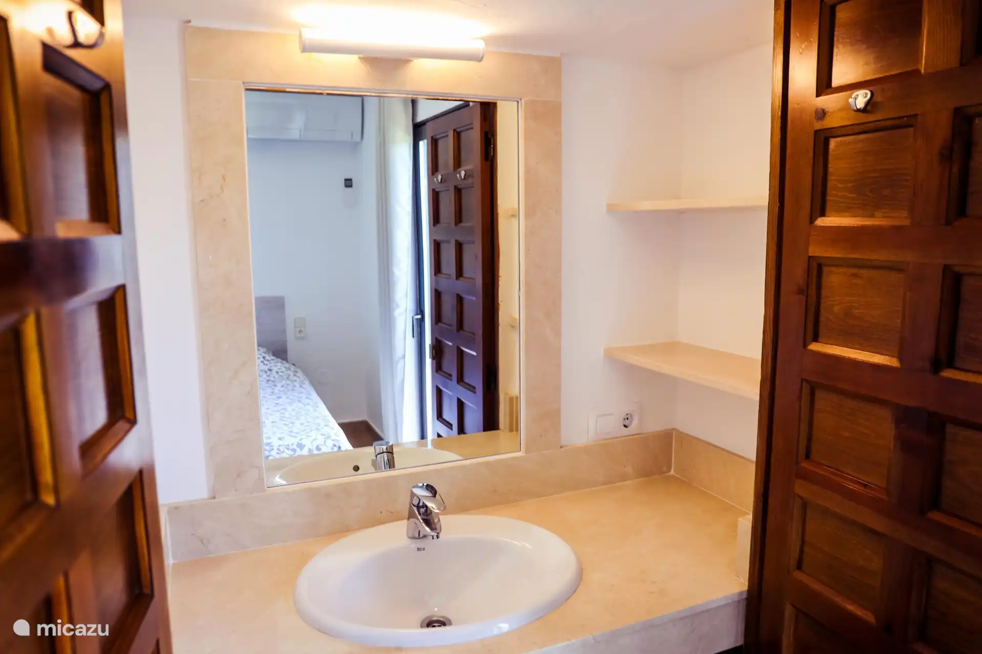 Chambre 3 : deux lits simples et dispose d’un lavabo séparé. Toutes les chambres disposent de la climatisation.