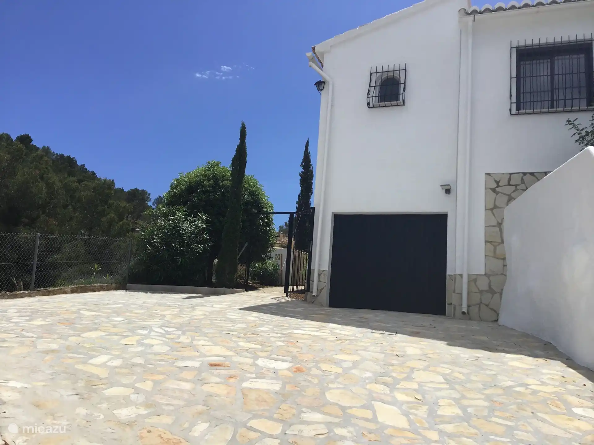 Parking privé et terrain clos avec portail verrouillable.