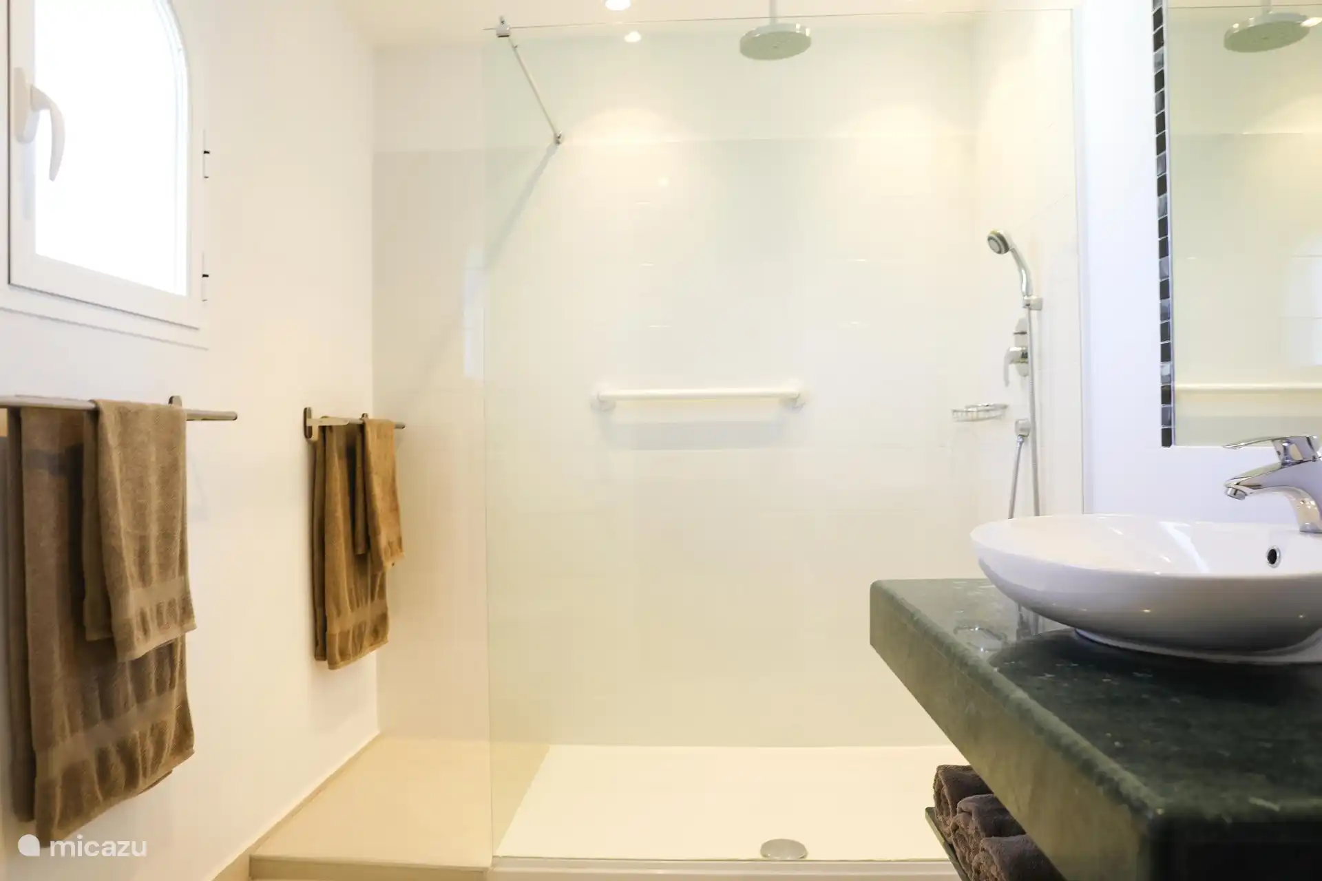 La salle de bain 2 est également une salle de bains attenante avec douche et lavabo.