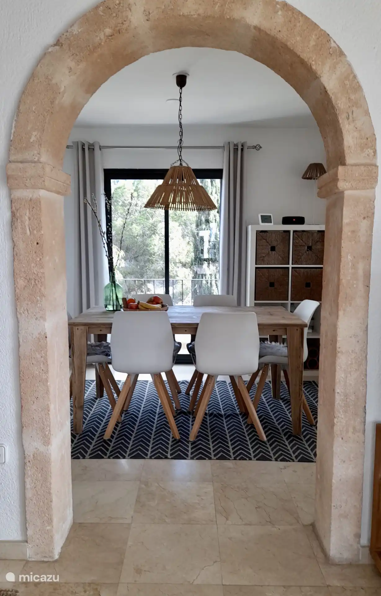 Et vous sortez sur la terrasse.