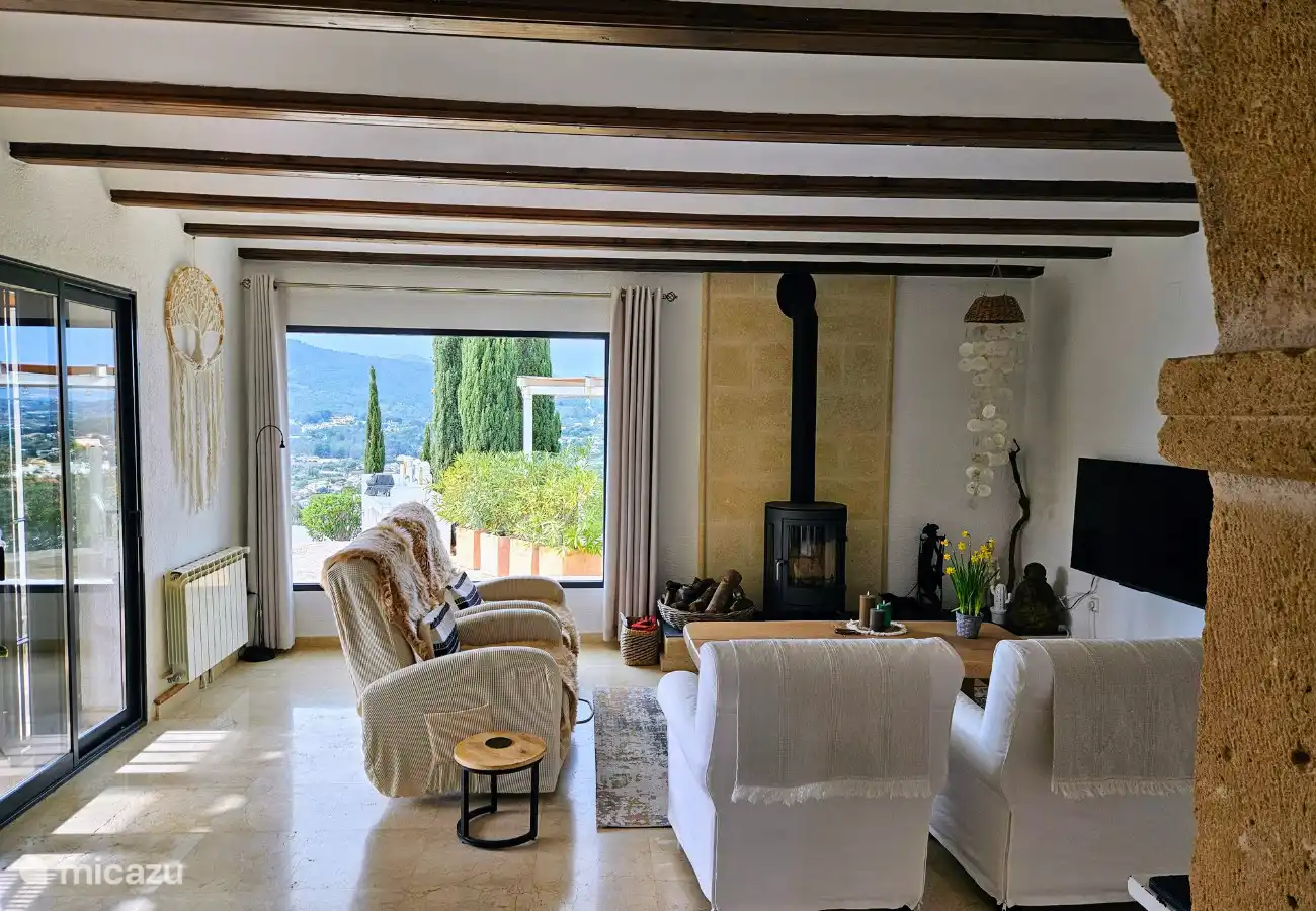 Le salon est spacieux et équipé d’un coin salon confortable et d’un poêle à bois.