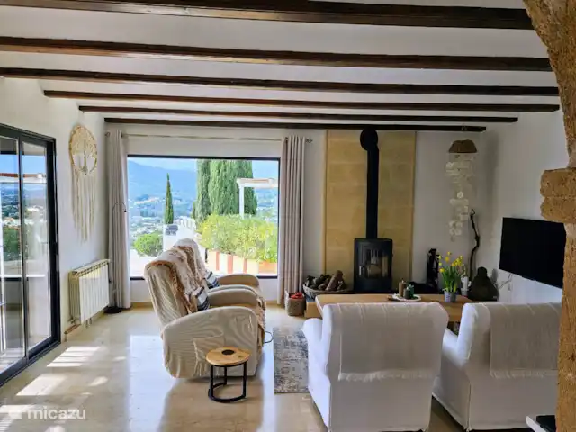 Casa Javea Sol | Espagne, Costa Blanca, Jávea - villa Le salon est spacieux et équipé d’un coin salon confortable et d’un poêle à bois.
