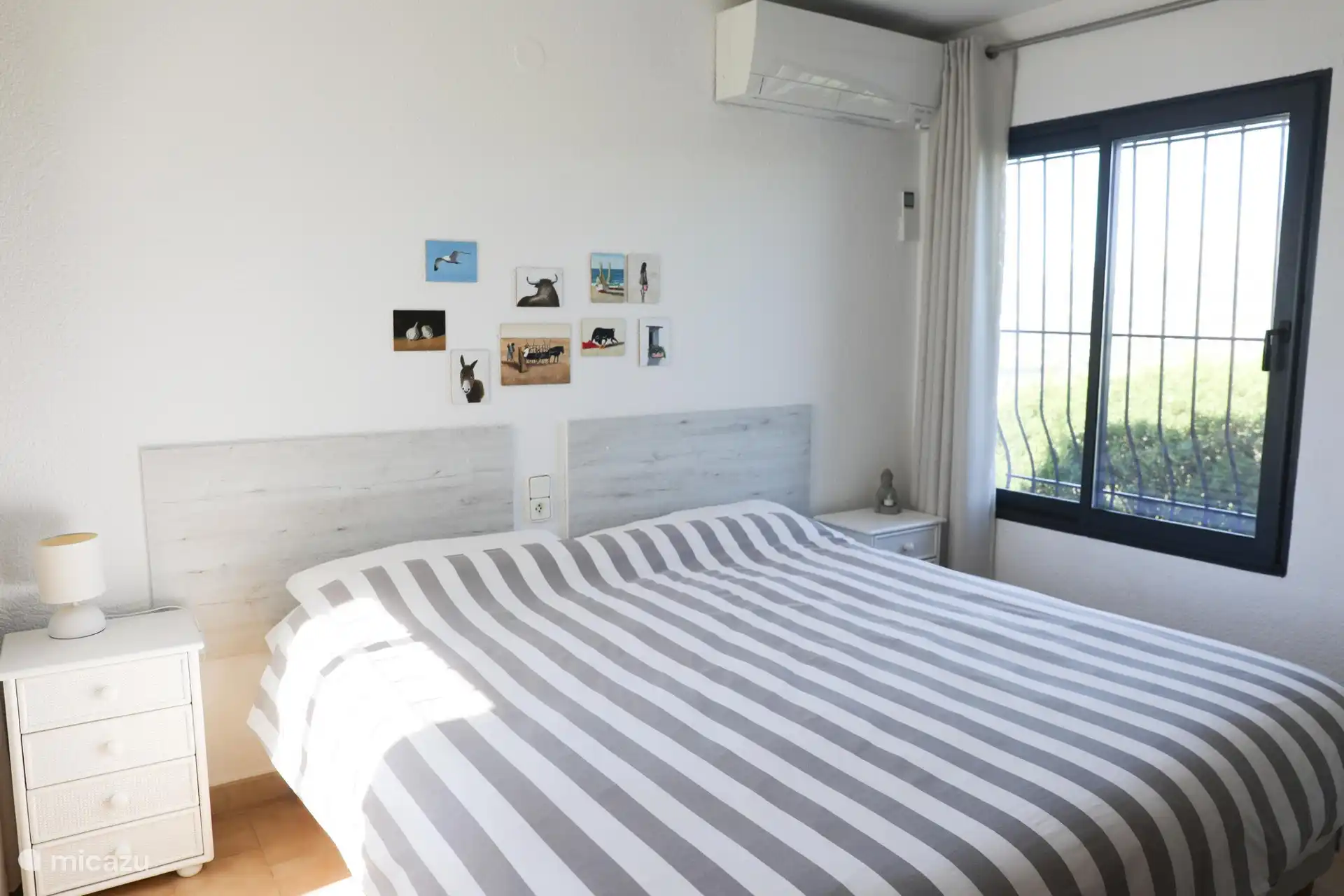 Chambre 1 (chambre principale) : deux lits simples constitués d’un lit double.