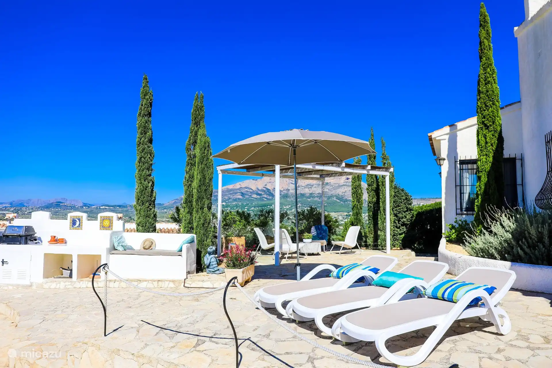 À l’abri du soleil pendant un certain temps ? La naya et la canopée du jardin offrent beaucoup d’ombre pendant une journée ensoleillée.