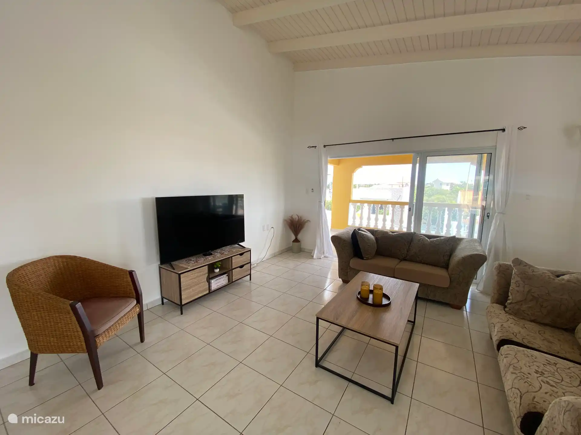 Wohnzimmer mit Fernseher