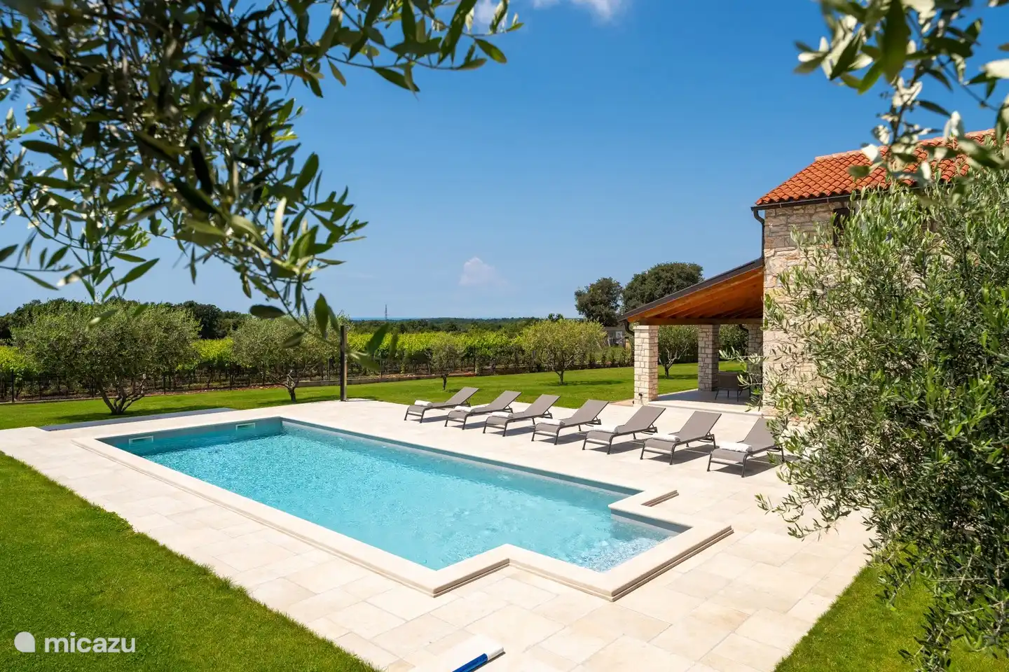 Schwimmbad und Sonnenliegen