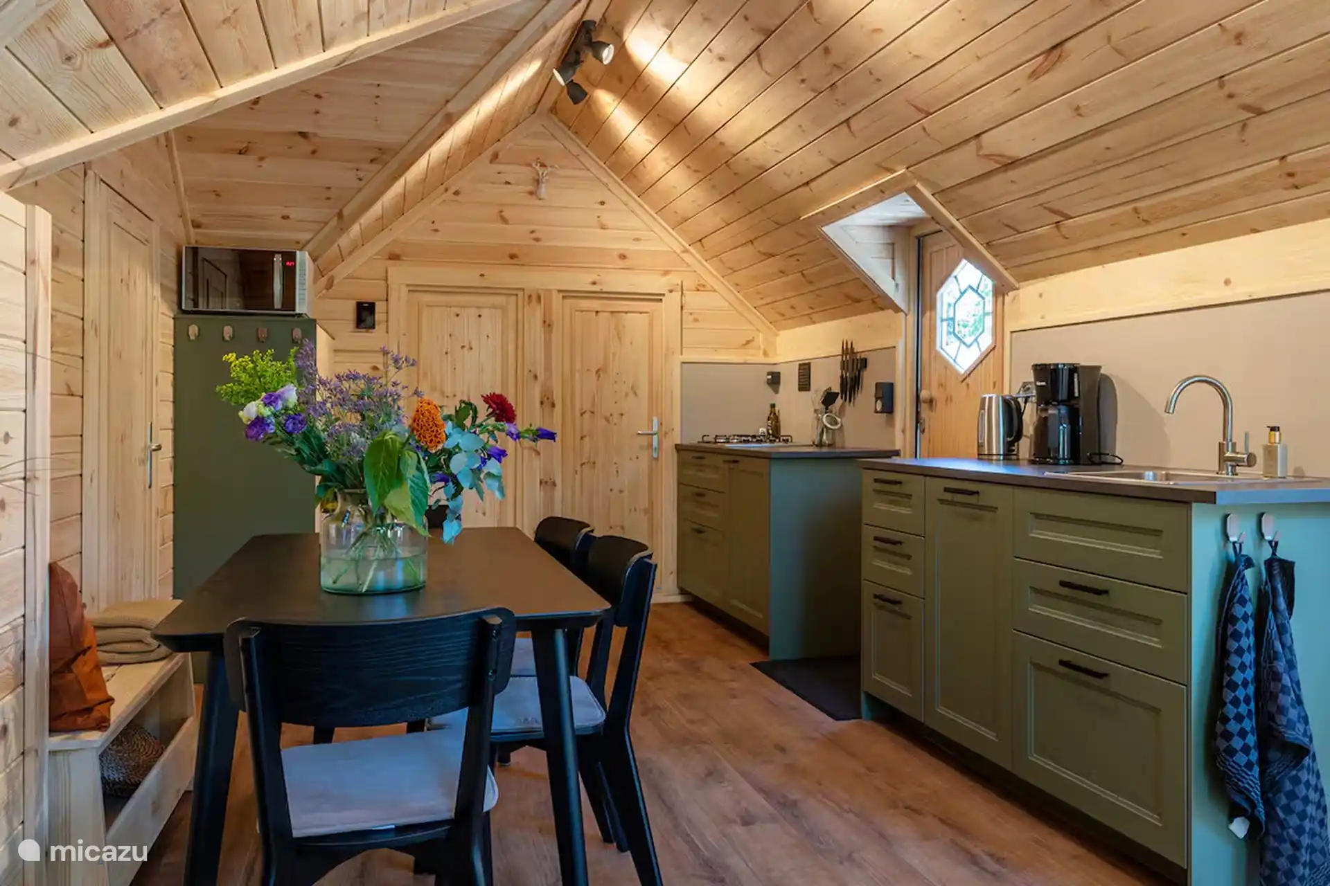 volledig uitgeruste keuken met vaatwasser