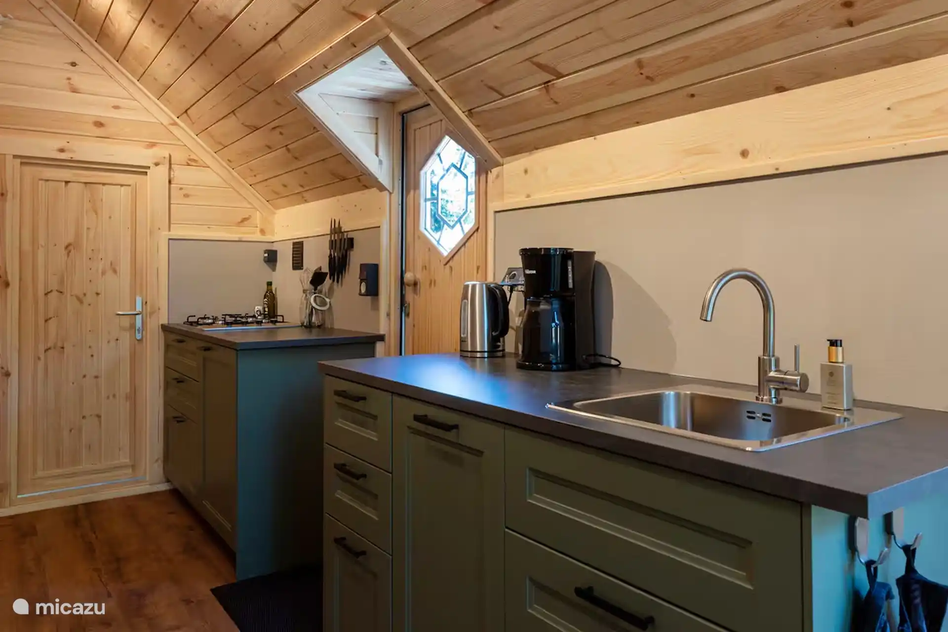 keuken met ingang er tussen