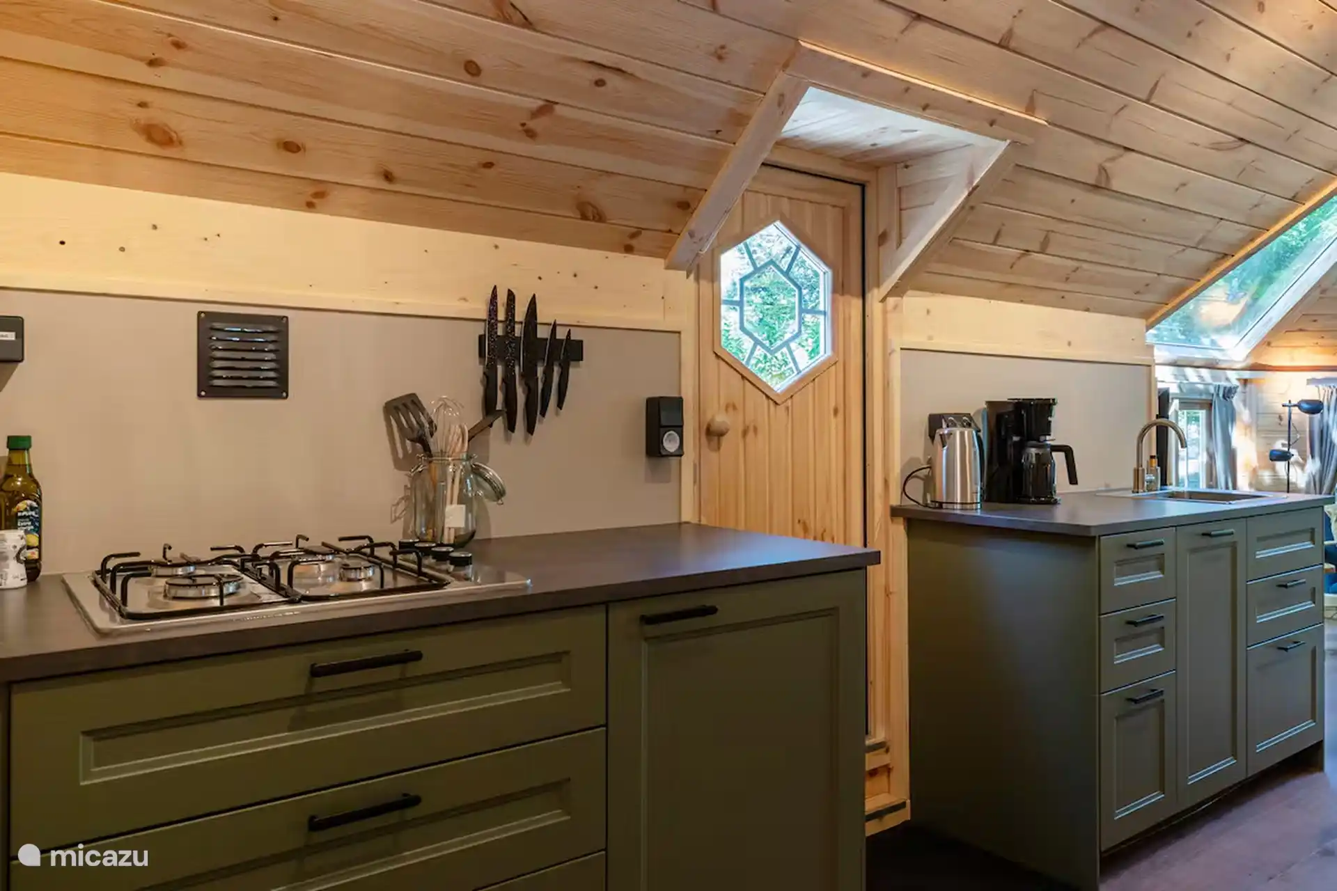 keuken met iingang er tussen