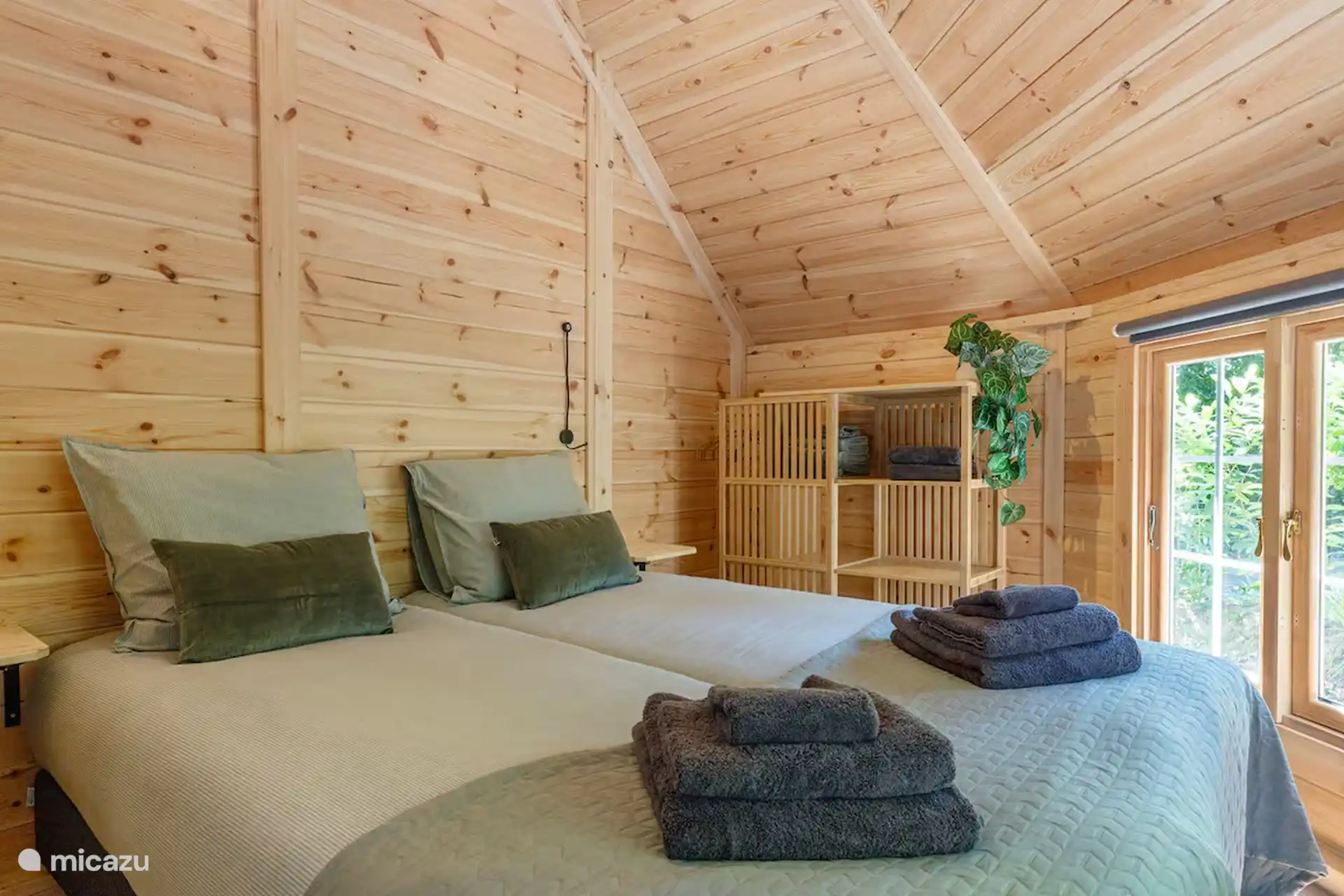 grote slaapkamer met 2 persoons bed van 160x200