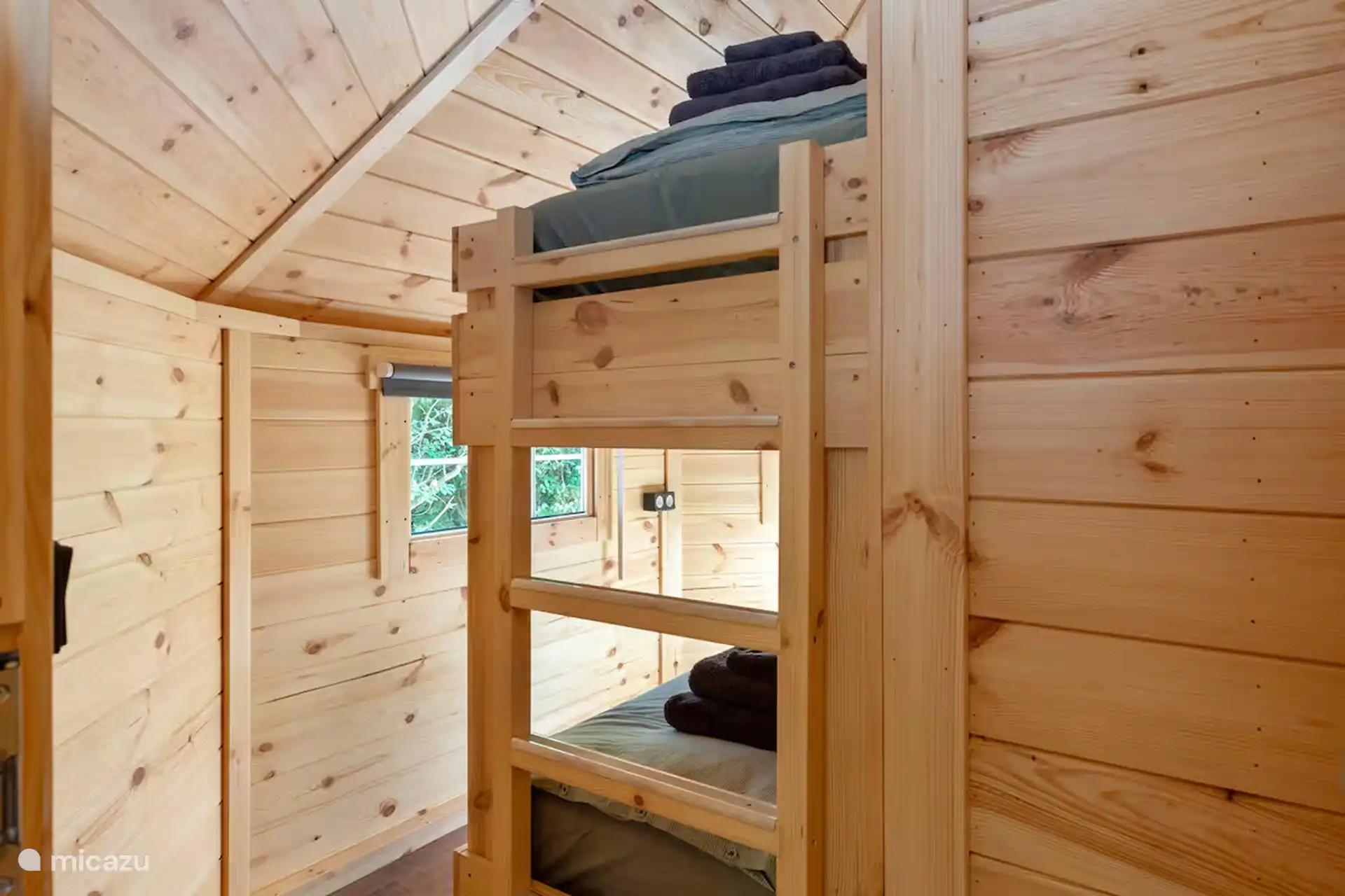 kleine slaapkamer met stapelbed 80x200