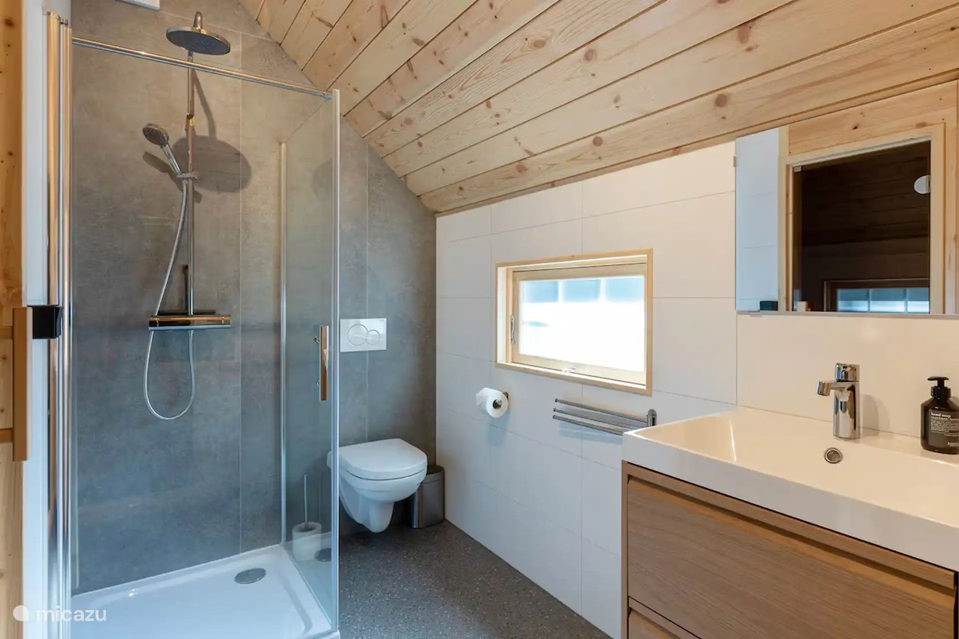 ruime badkamer met douche, toilet en sauna. overal vloerverwarming