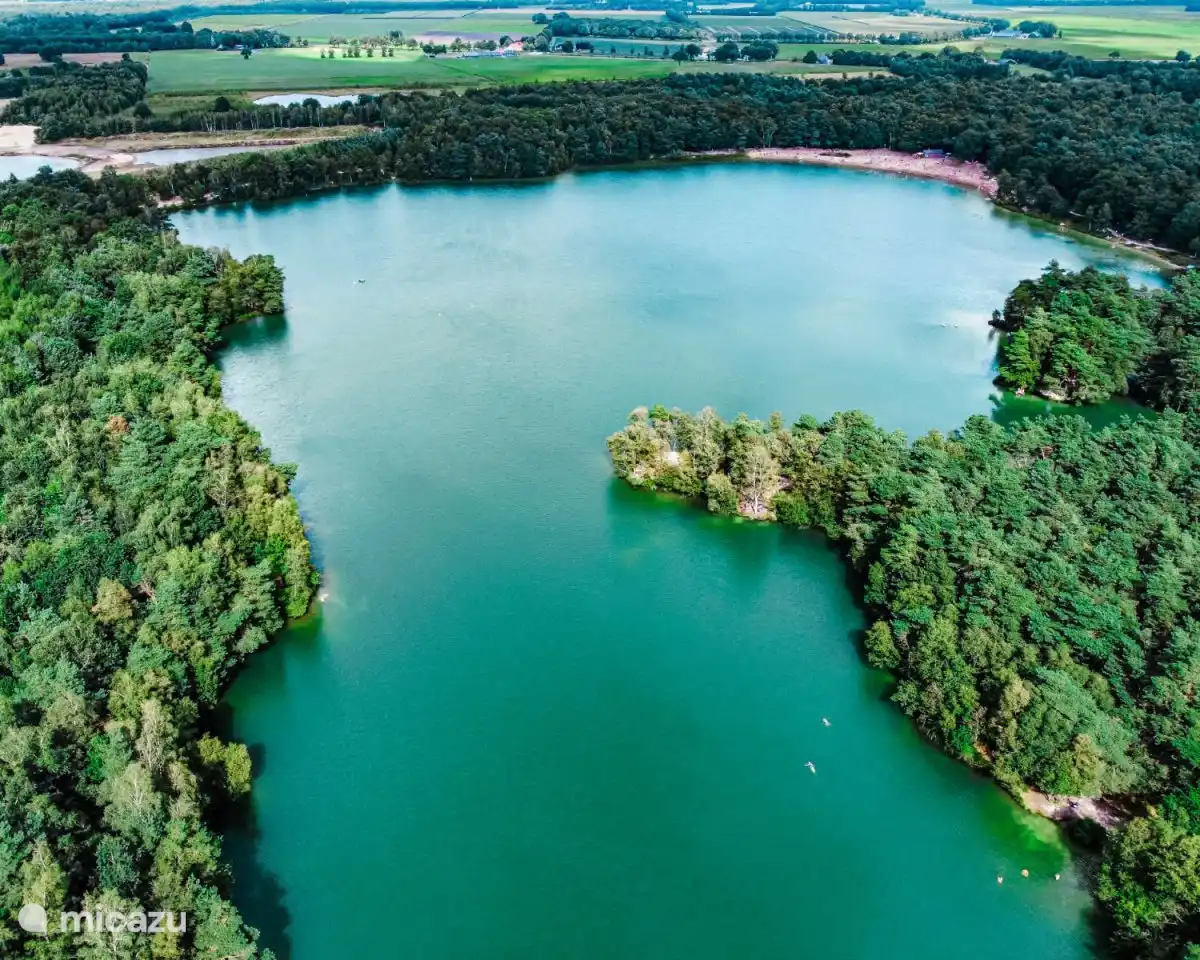 het blauwe meer in de omgeving