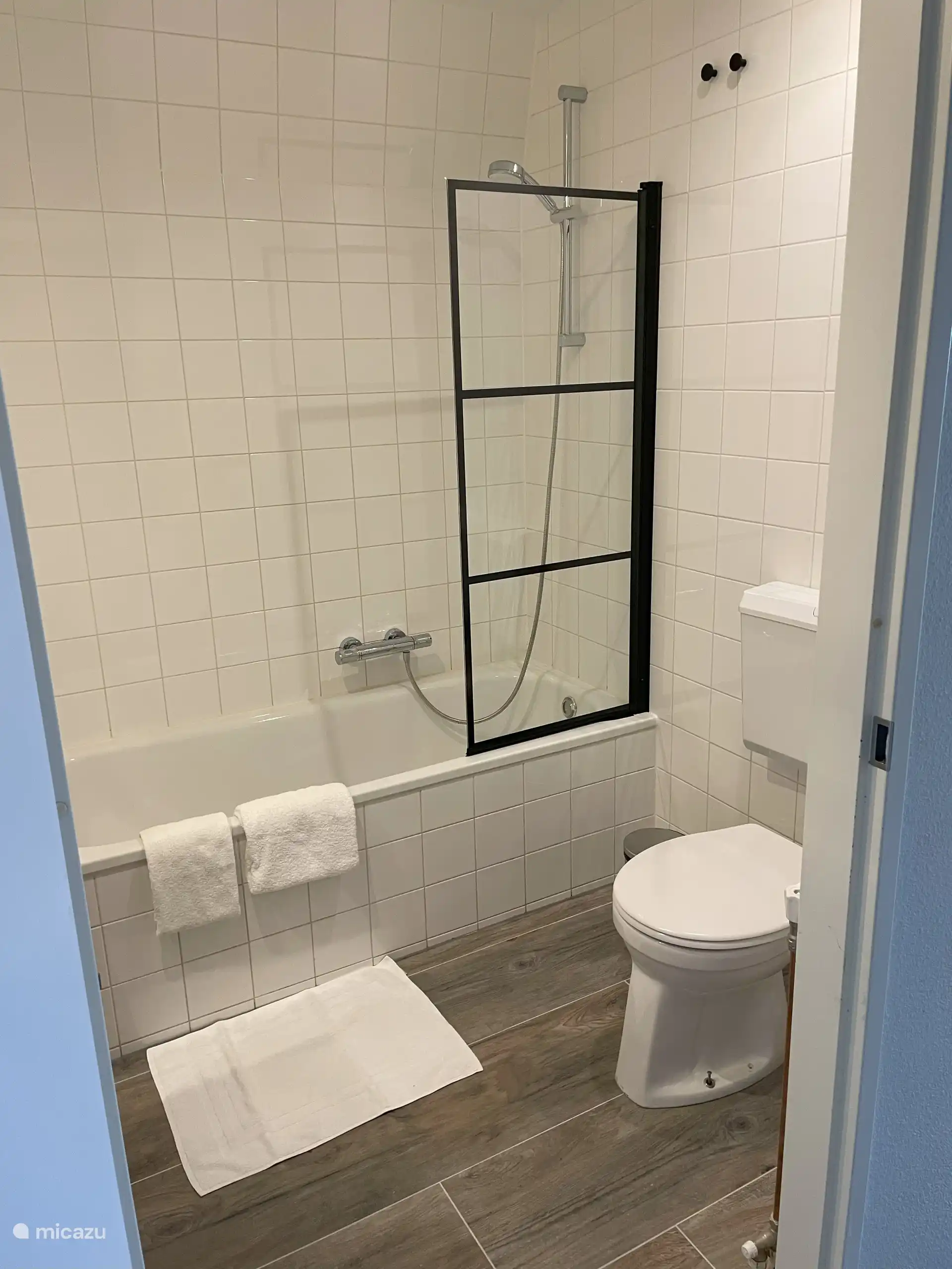 De badkamer met ligbad 