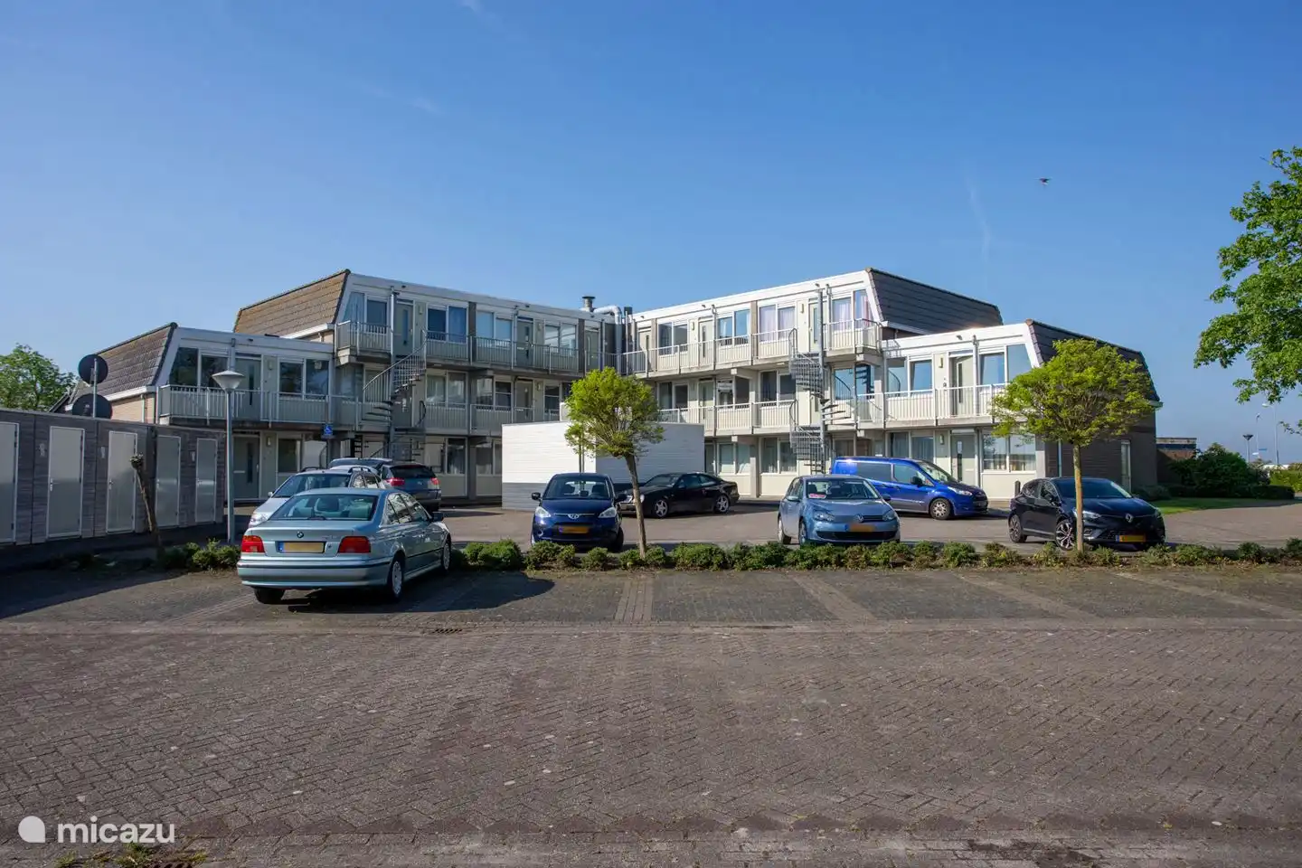 De gratis parkeerplaats bij het appartement 