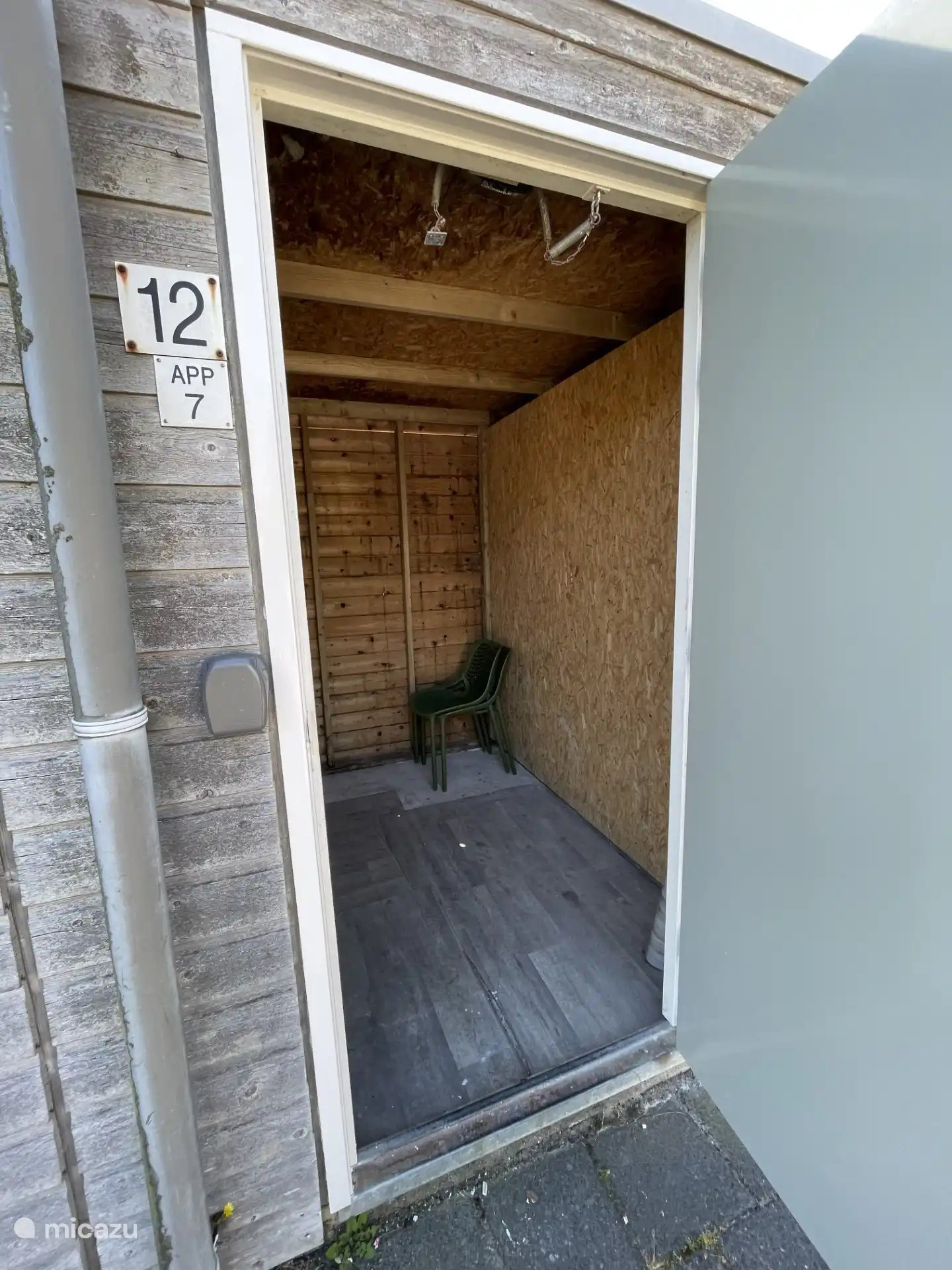 De berging waar de fietsen gestald kunnen worden. 