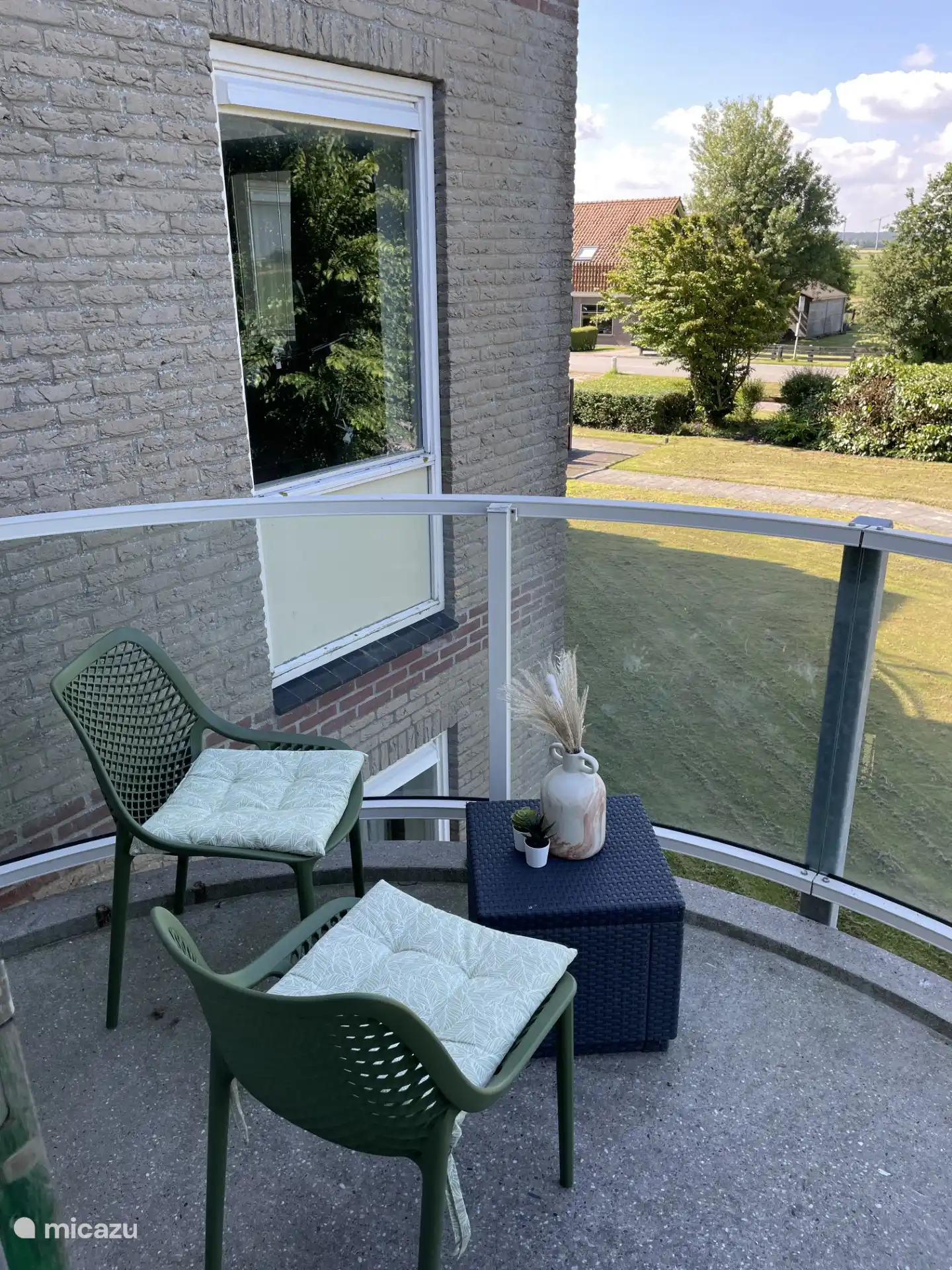 Het balkon achter 