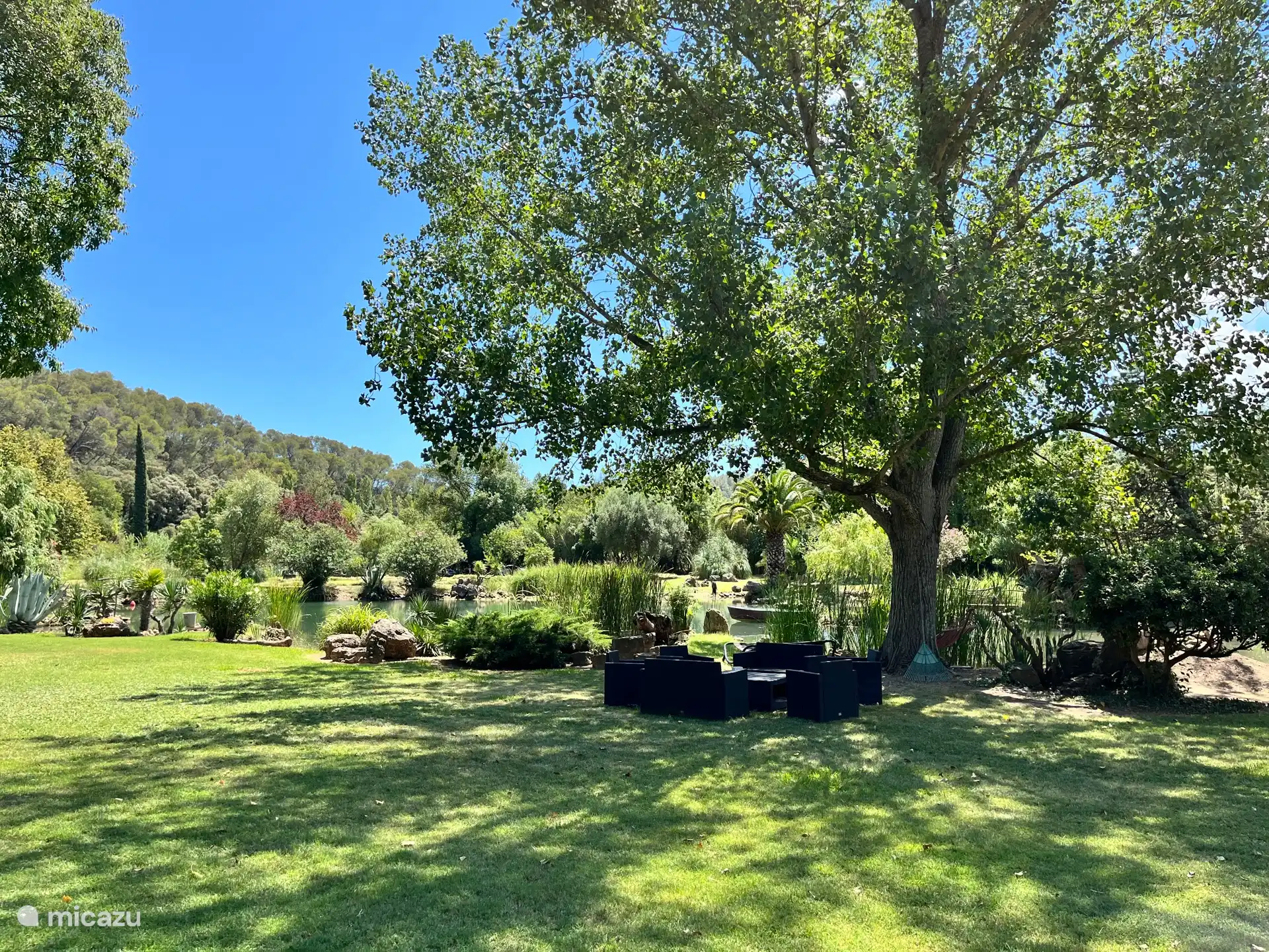 2 Hektar Natur, mit Wasserfall und See für eine erfrischende Pause mitten im Grünen