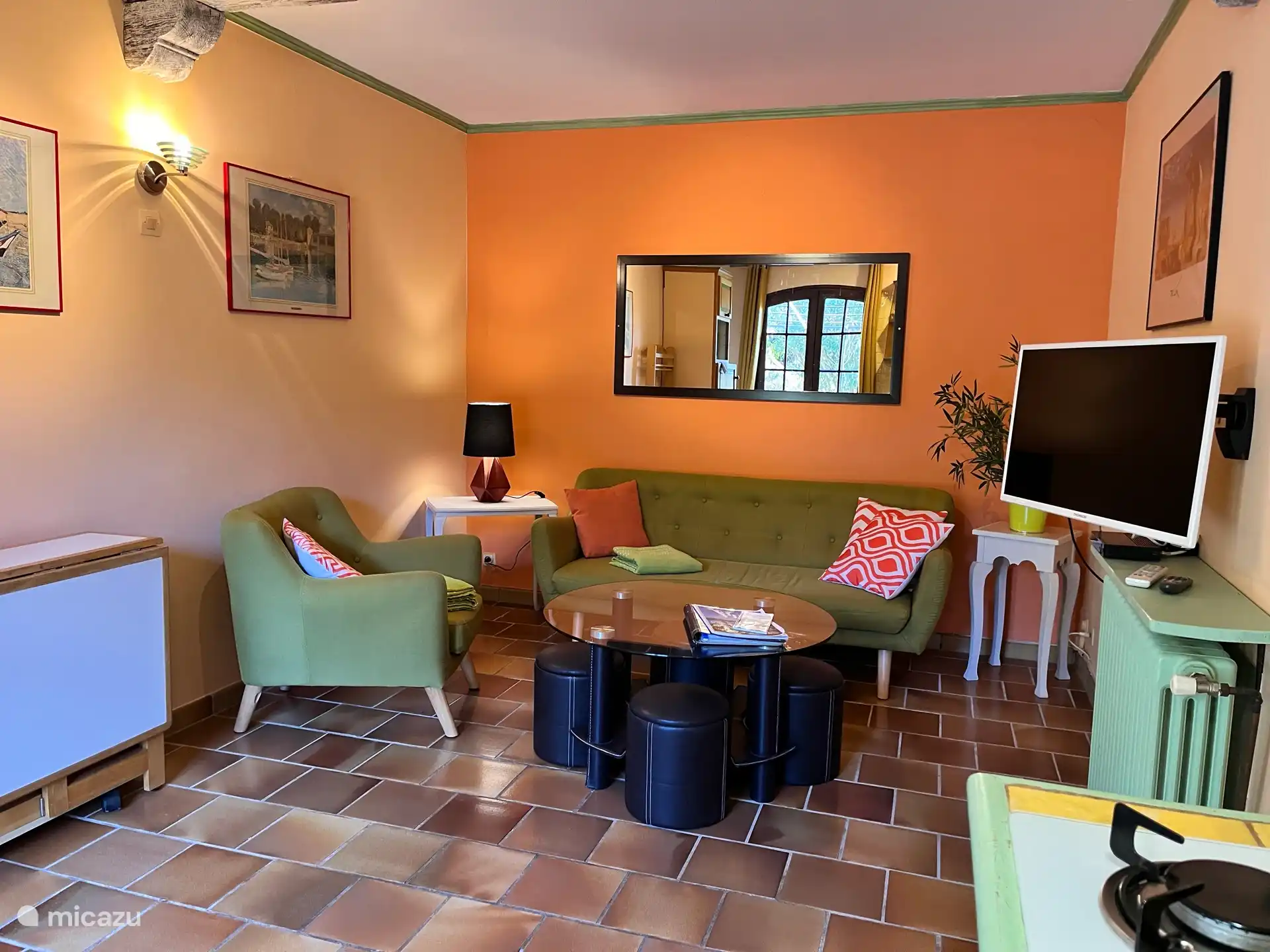 Gemütliches Wohnzimmer mit gemütlicher Essecke