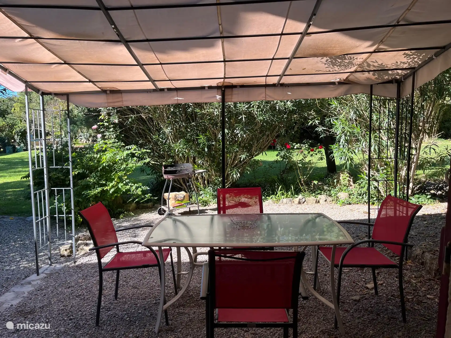 Private Terrasse mit Grill, ideal für Mahlzeiten im Freien