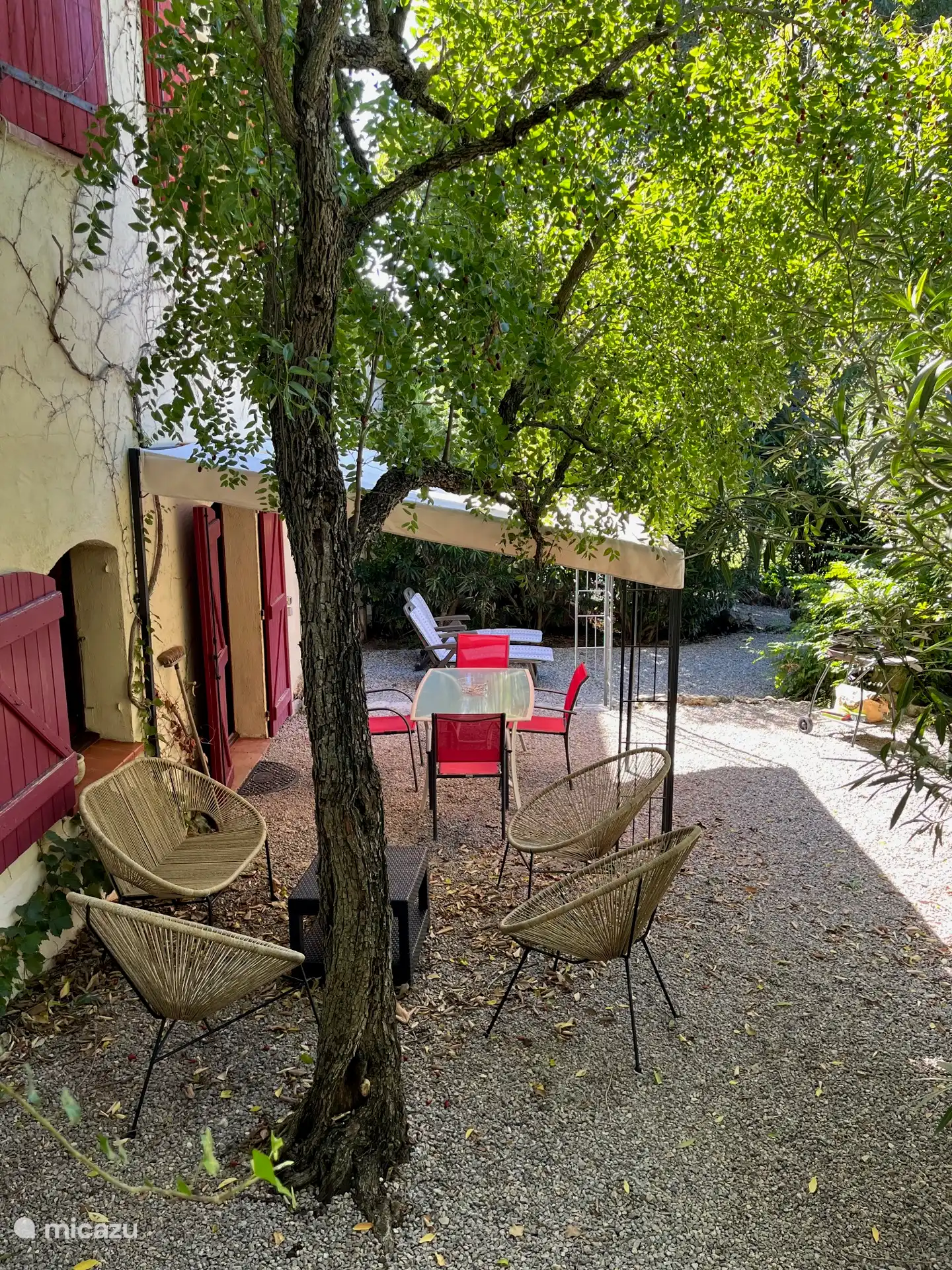Private Terrasse mit Gartenmöbeln, ideal für Mahlzeiten im Freien