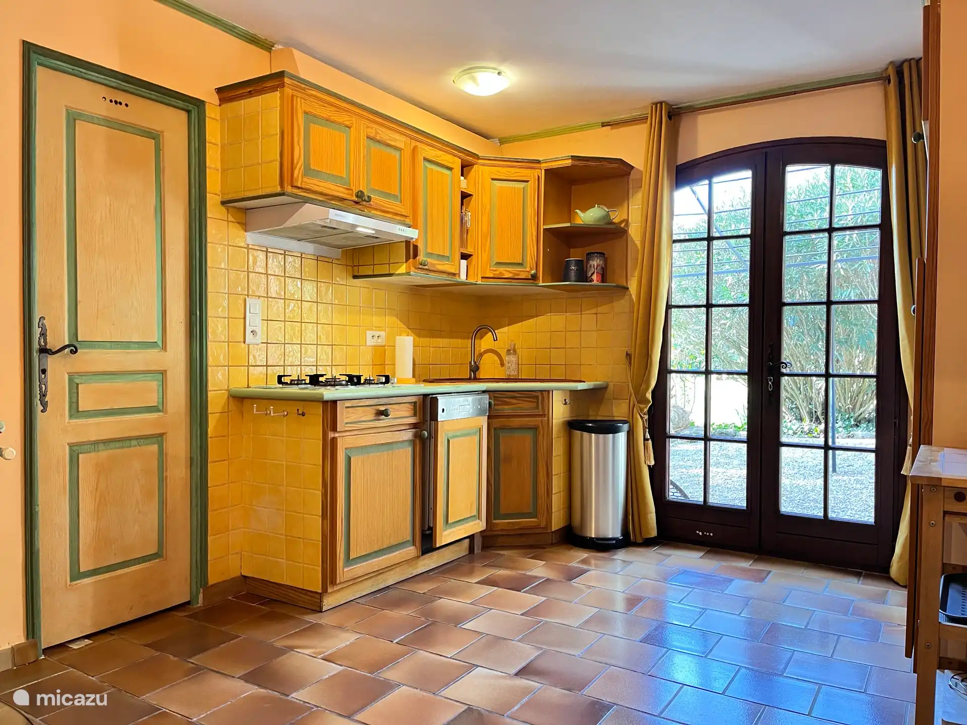 Voll ausgestattete offene Küche mit Blick auf das helle Wohnzimmer