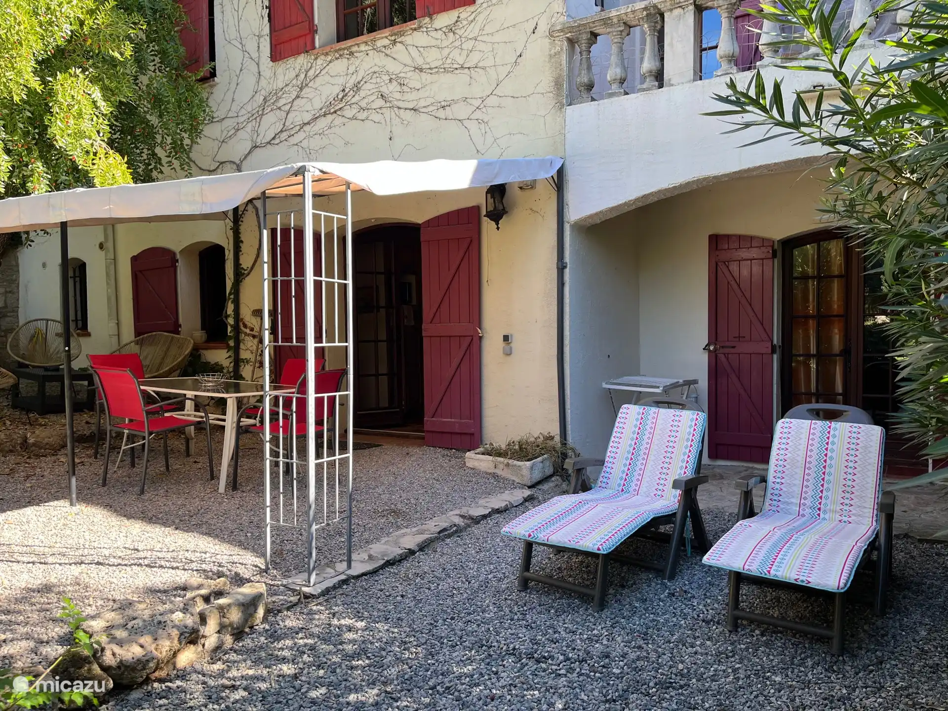 Private Terrasse mit Liegestühlen