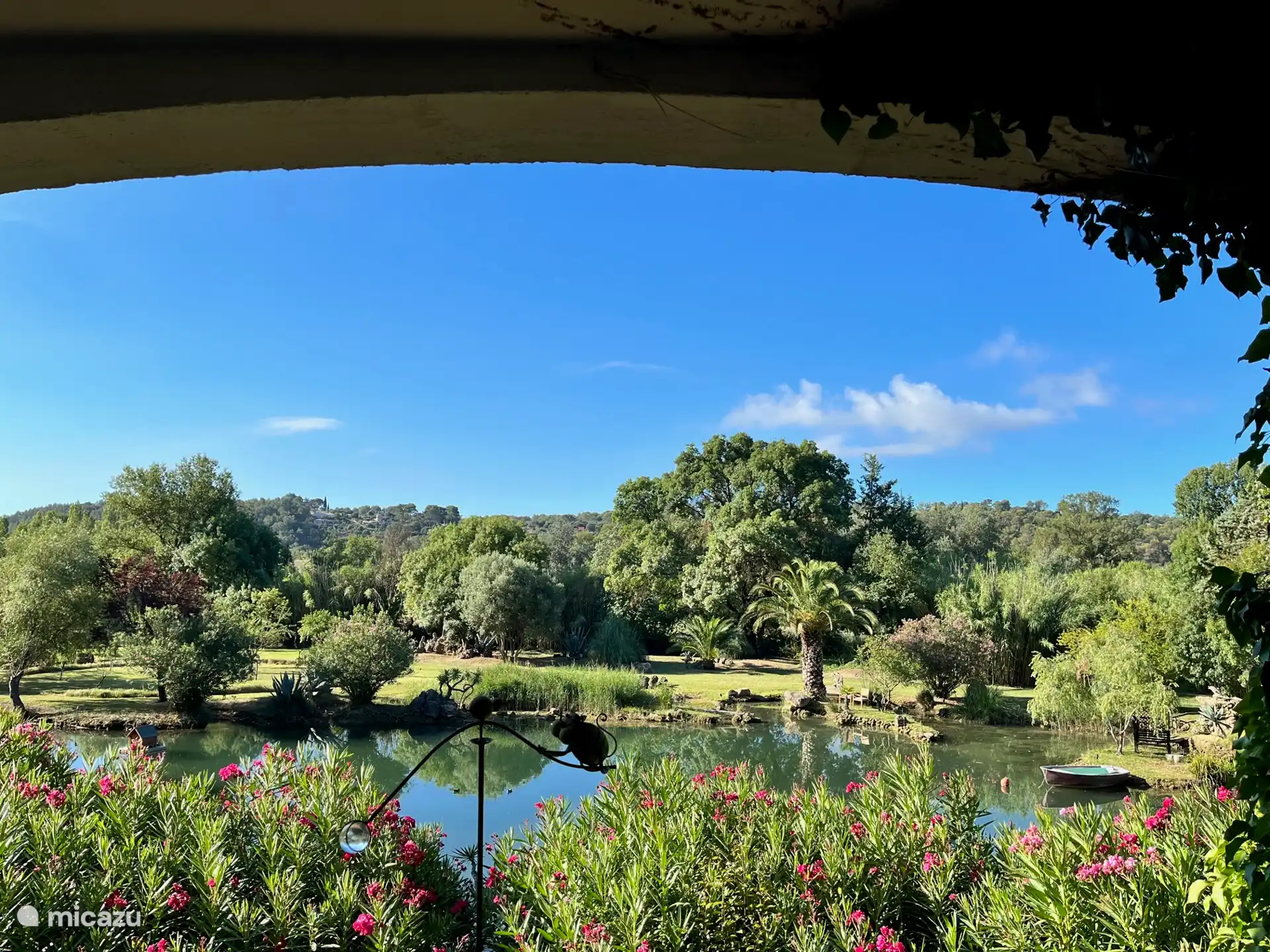 Ruhiger See im Herzen des Parks, perfekt für einen Moment der Entspannung oder einen Spaziergang am Wasser.