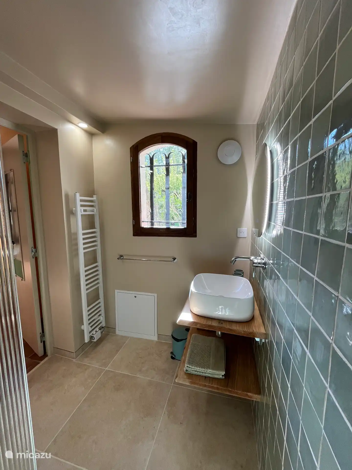 Modernes Badezimmer mit begehbarer Dusche