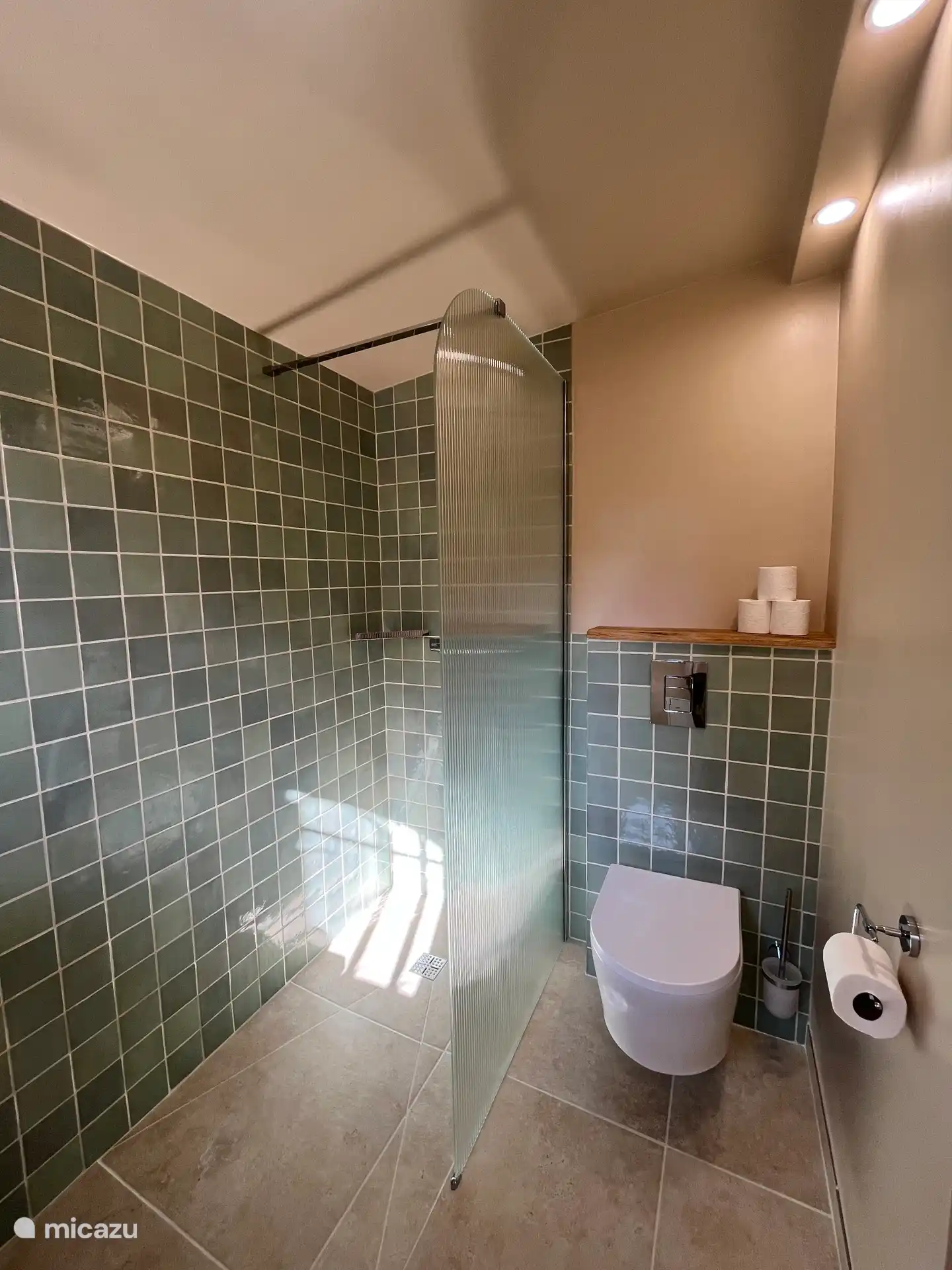 Modernes Badezimmer mit begehbarer Dusche