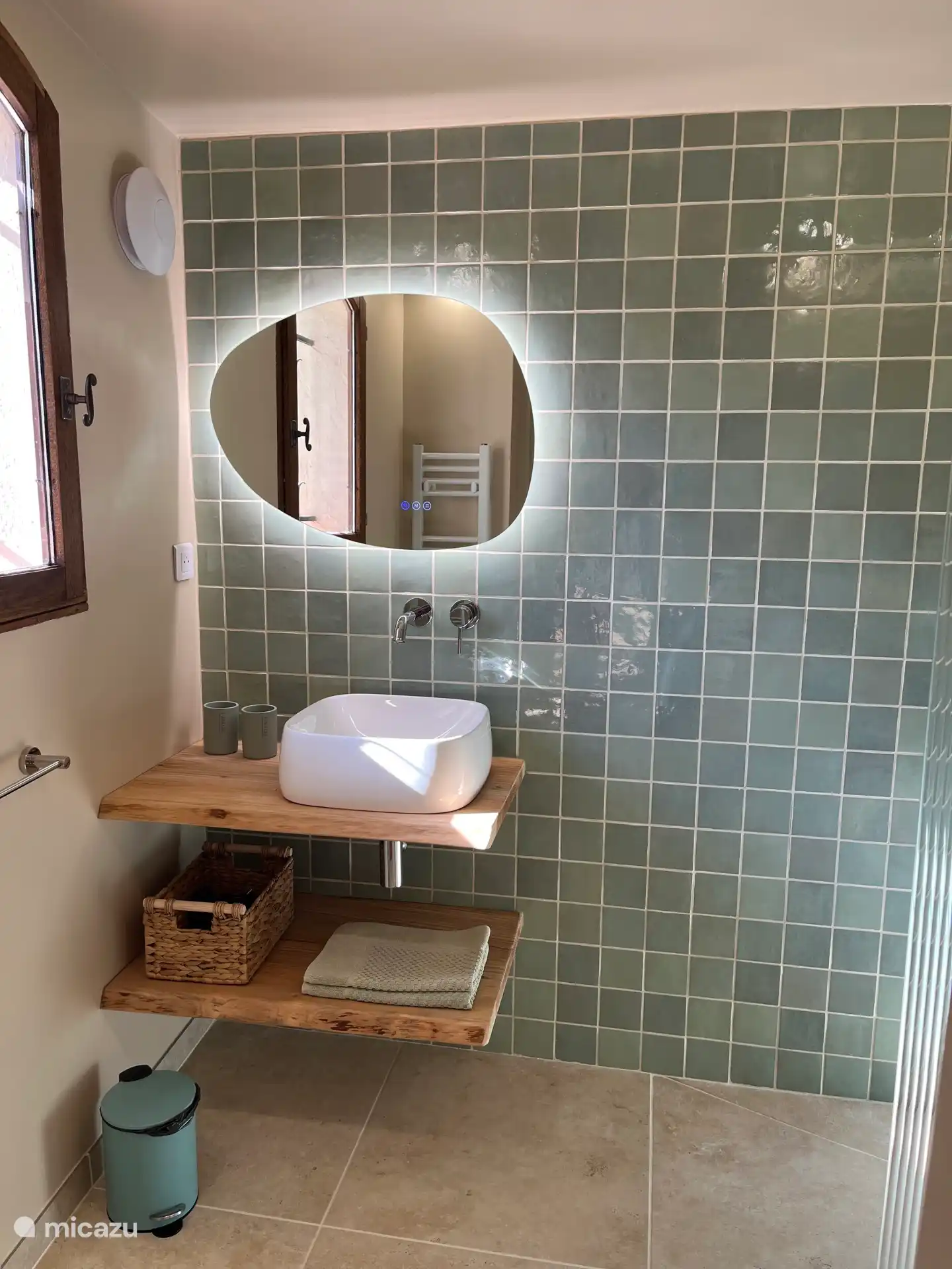 Modernes Badezimmer mit begehbarer Dusche