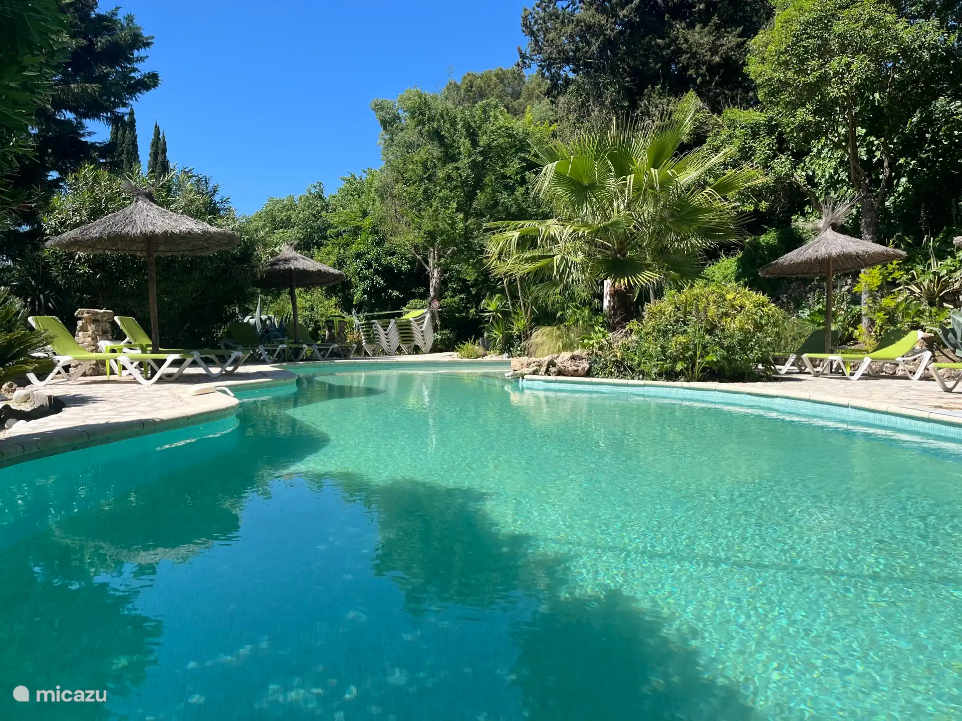 Angelegter Infinity-Pool mit Unterwasserstrand und Liegebereich