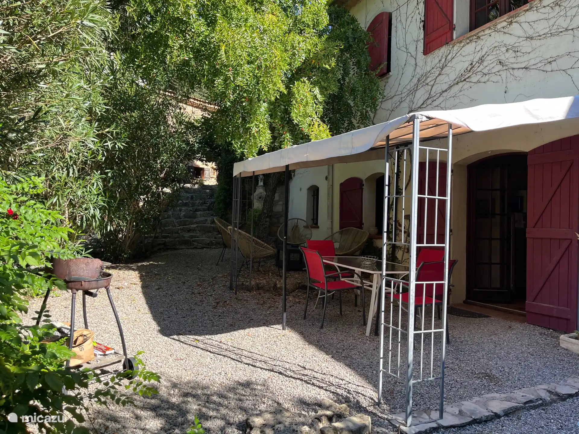 Private Terrasse mit Gartenmöbeln, ideal für Mahlzeiten im Freien