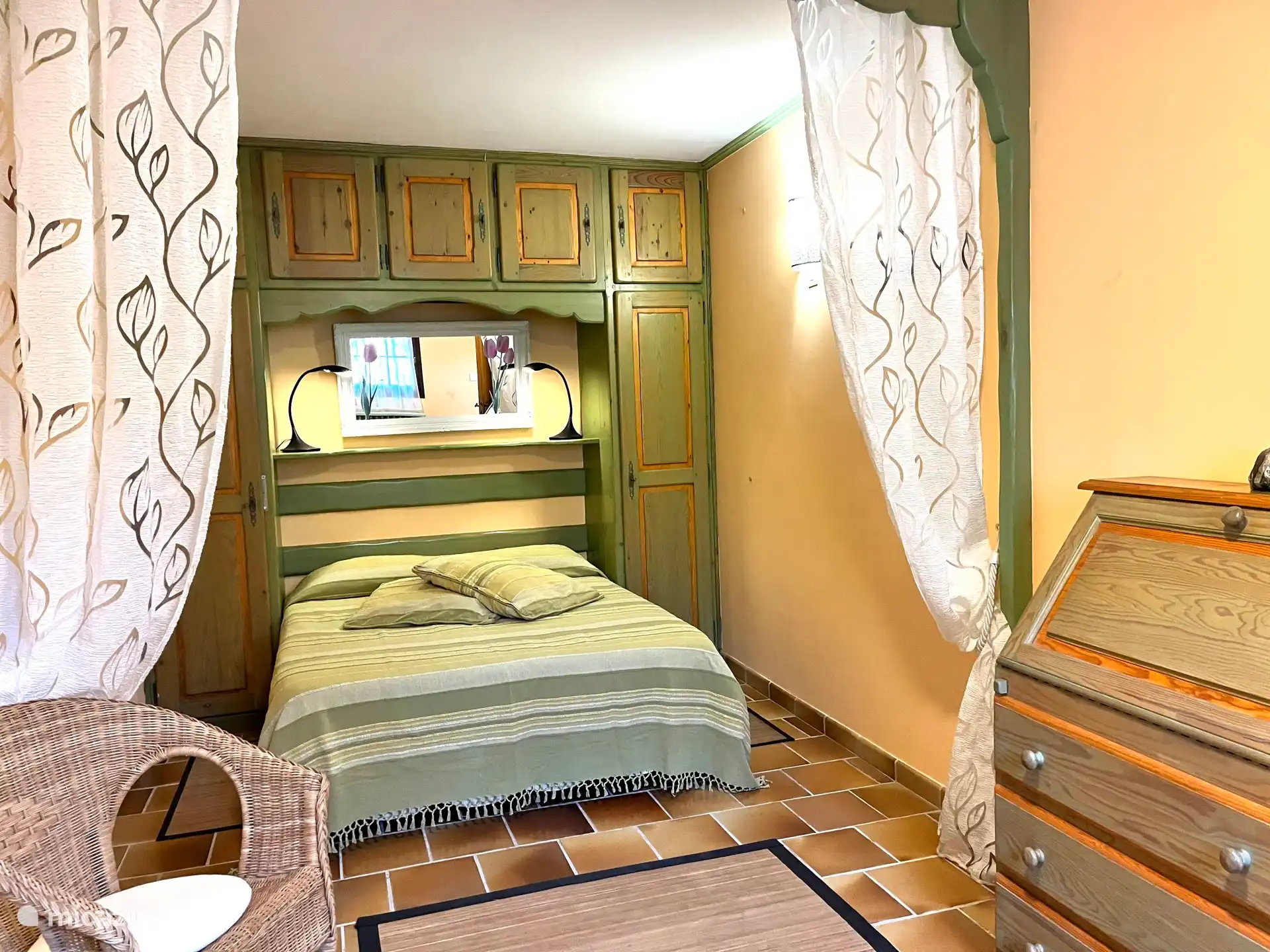 Hauptschlafzimmer mit bequemem Doppelbett