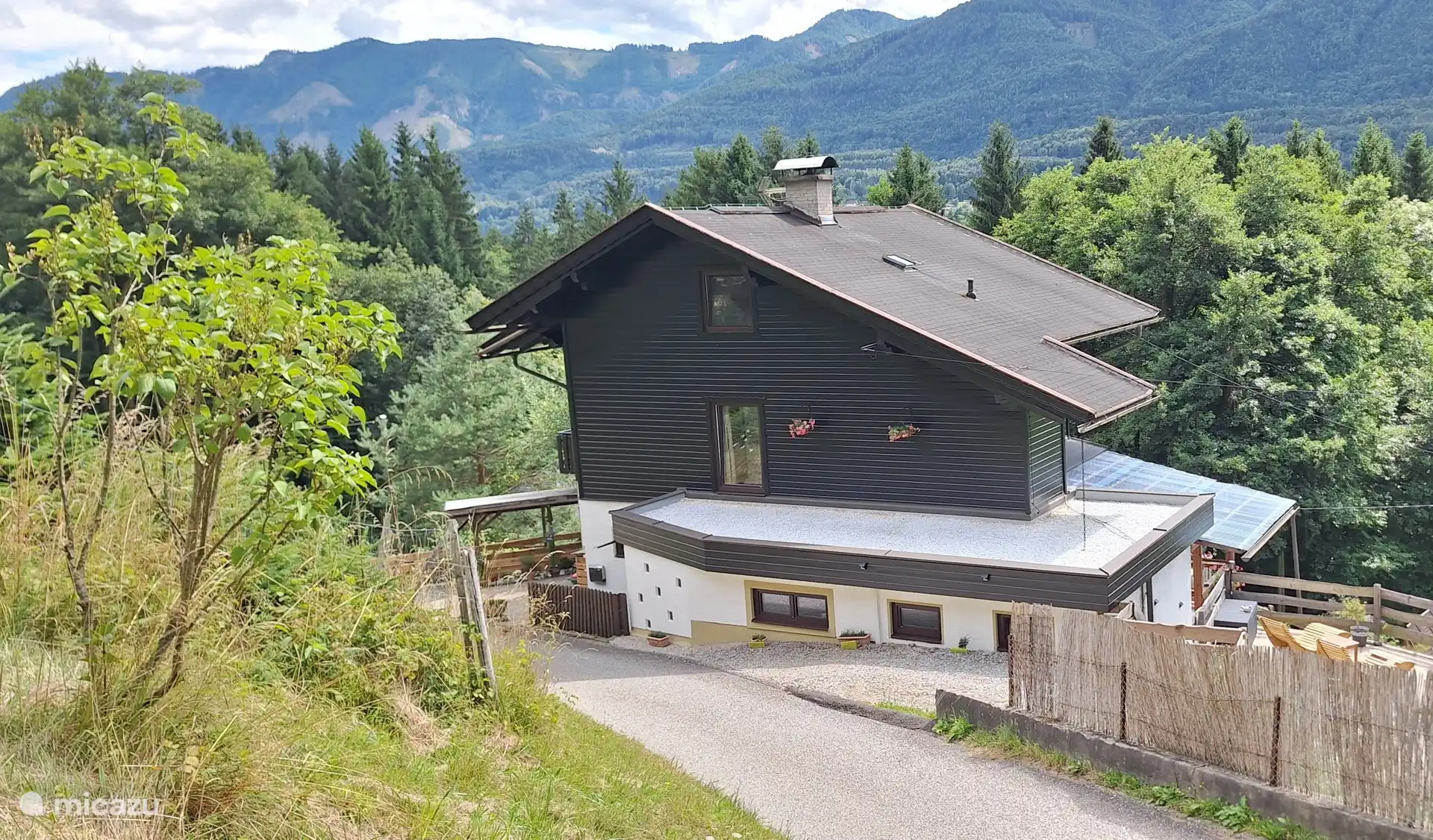 Das Haus von der anderen Seite wo man auch auf dem Schotterstück parkt, auch hier ist die Wohnung wieder da, wo draußen schon die Blumen für einen hängen... (im Sommer!)