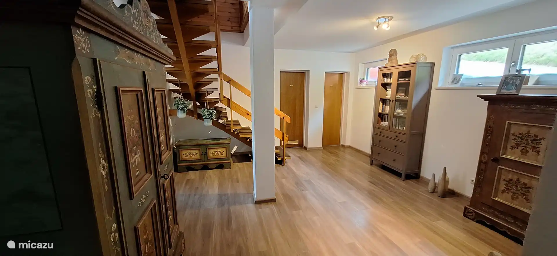 Die zentrale Halle, in die Sie eintreten. Die Treppe auf der Rückseite führt zu Ihrer Wohnung.