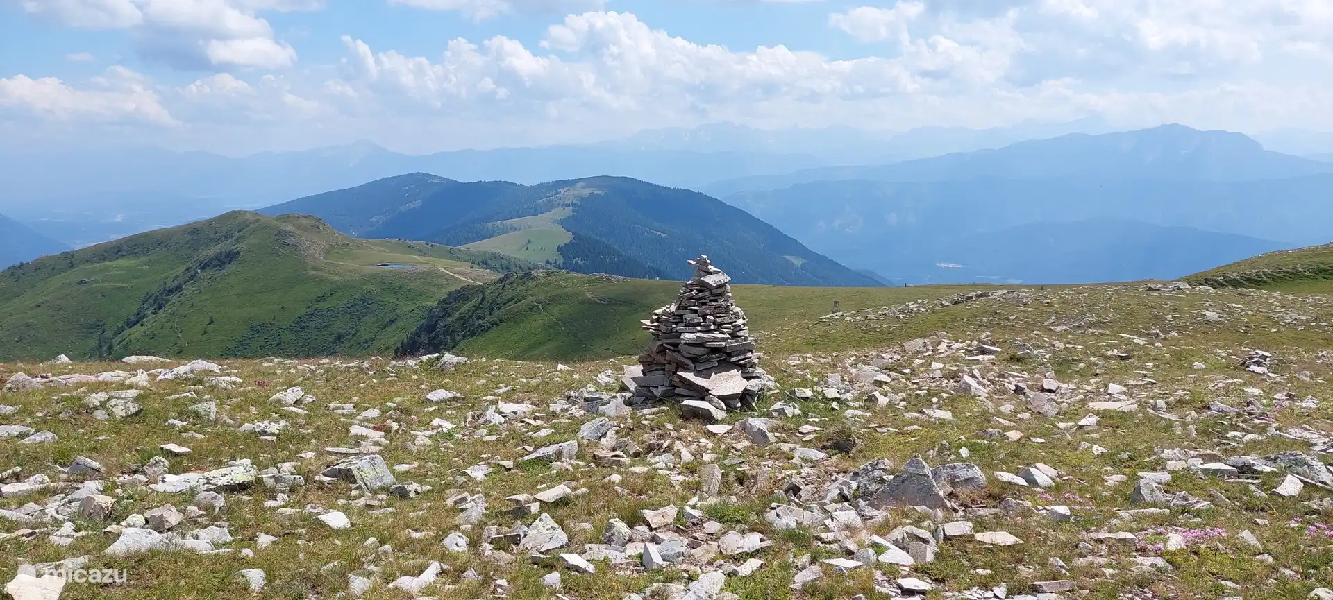 Wenn du den Berg hinauf Richtung Fresach fährst, kannst du den Mirnock hinauf Richtung Gipfel wandern. Dies ist eine der Aussichten, denen Sie begegnen können.