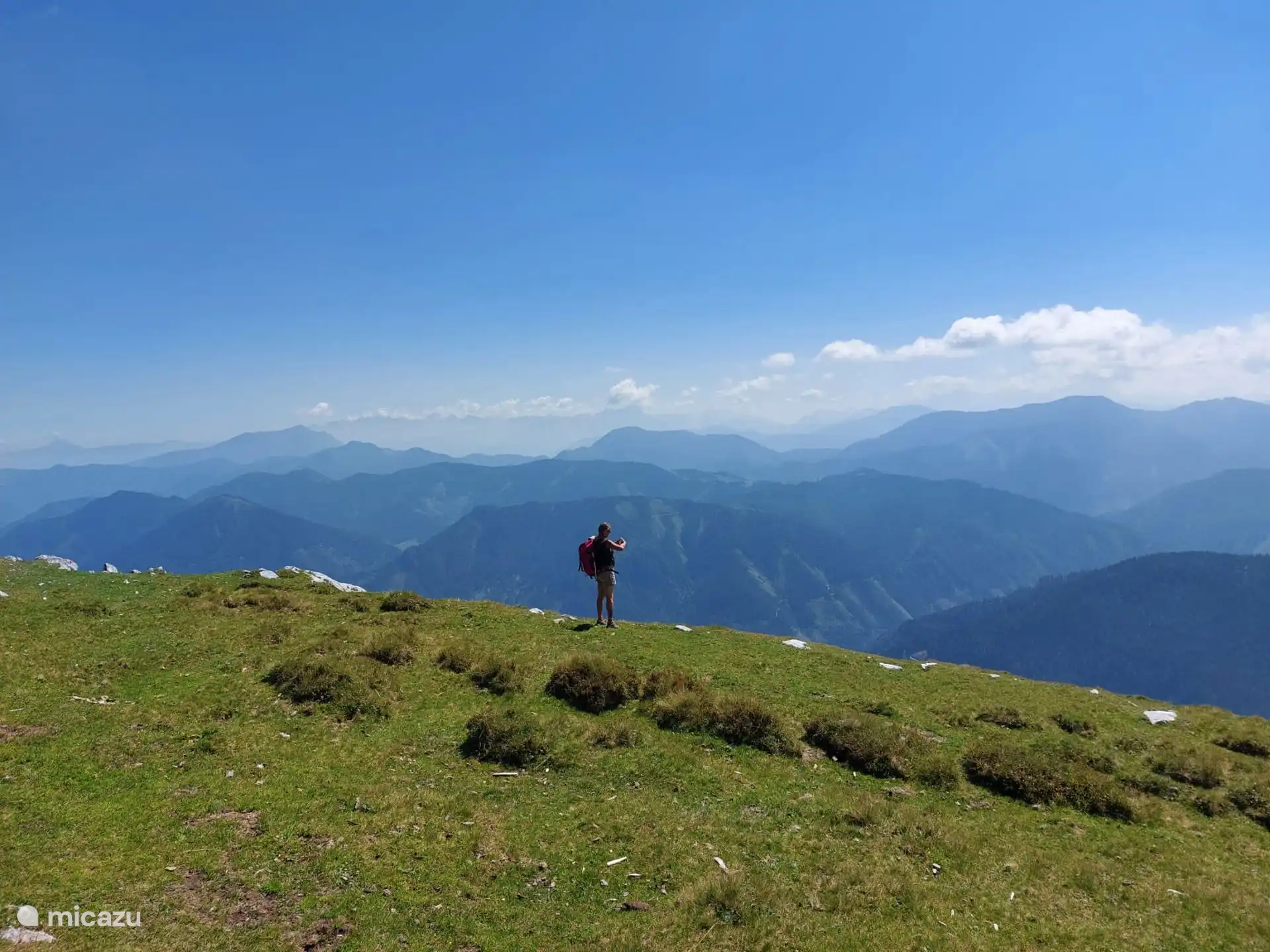 Oben auf dem Goldeck, schräg auf der anderen Seite unseres Tales. Hier können Sie mit dem Aufzug nach oben fahren und einen Spaziergang genießen.